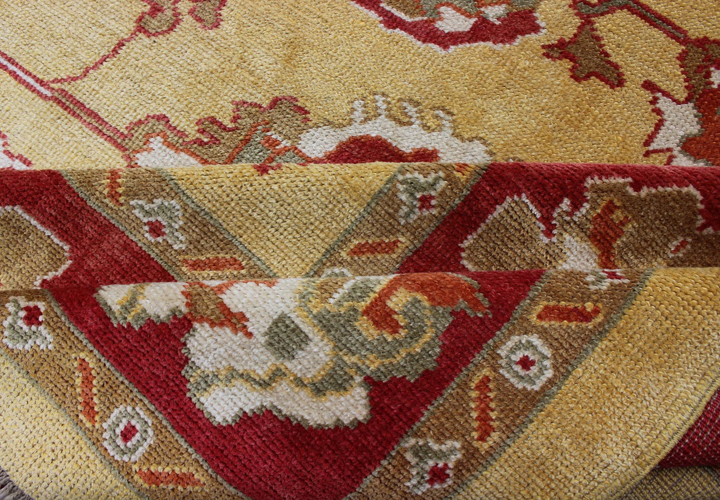 Turkish Oushak Rug with Red and Gold Color Palette and All-Over Flower Design. Turkish Oushak Rug, Keivan Woven Arts / rug EN-340, country of origin / type: Turkey / Oushak.
Measures: 10'10 x 15'.
This traditional Oushak rug from Turkey f...