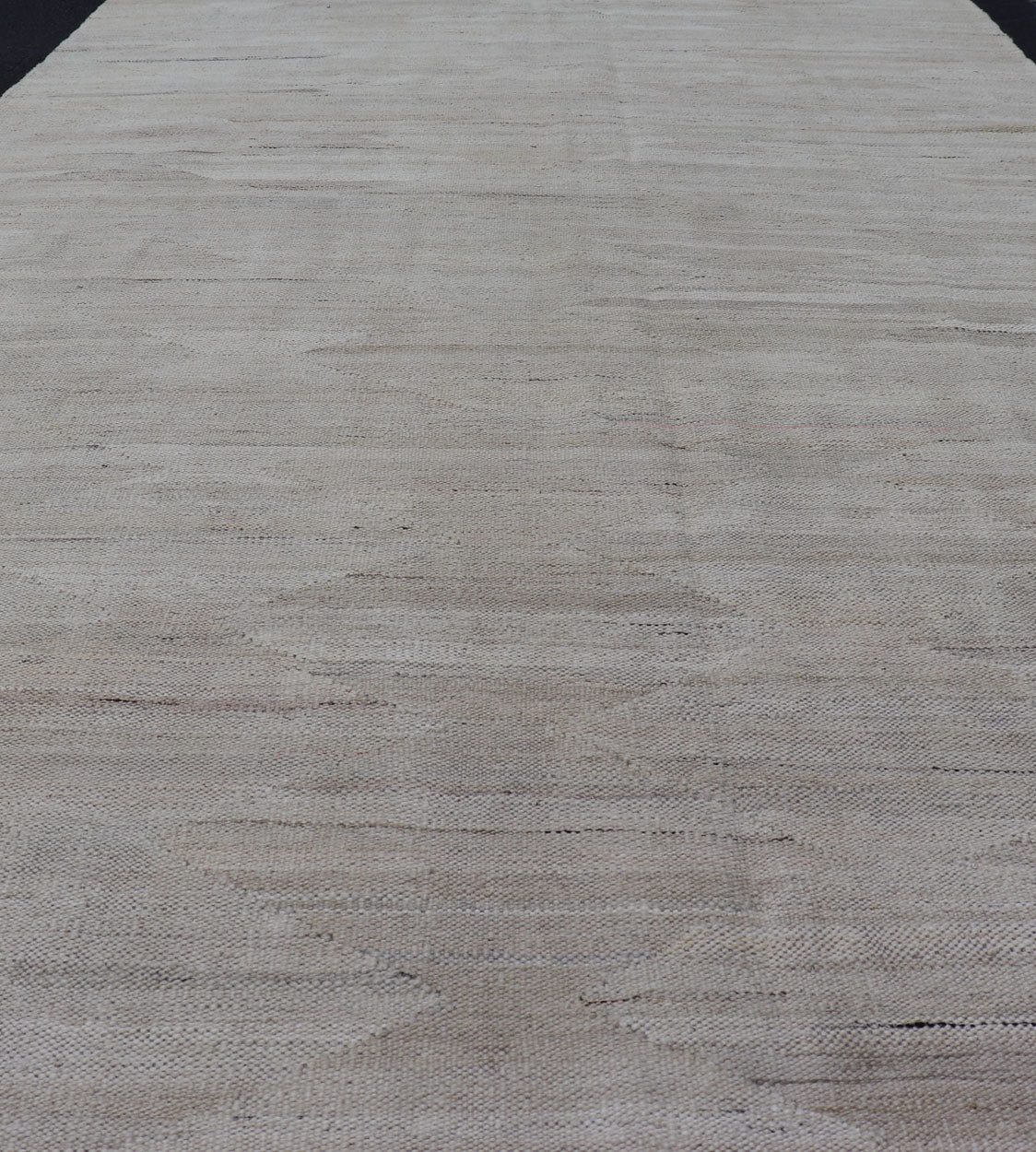 Large Modern Kilim Gallery Runner in Neutral Cream with Free Flowing Design. Flat - weave Kilim gallery runner with modern design , Keivan Woven Arts/ rug AFG - 27581, country of origin / type: Afghanistan / Kilim Measures: 5'3 x 15'7 This ... - Keivan Woven ArtsAFG - 27581 - 13962Rug