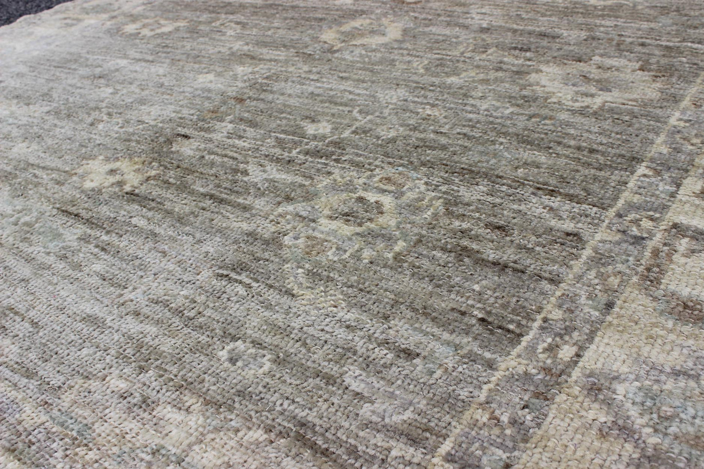 Keivan Woven Arts Angora Oushak Area Rug With Pastel Colors. Keivan Woven Arts Oushak Angora with Floral Design. Keivan Woven Arts rug AN - 122750, country of origin / type: Turkey / Angora Oushak. Measures: 5'2 x 7'6 From our Angora coll... - Keivan Woven ArtsAN - 122750 - 8639Rug