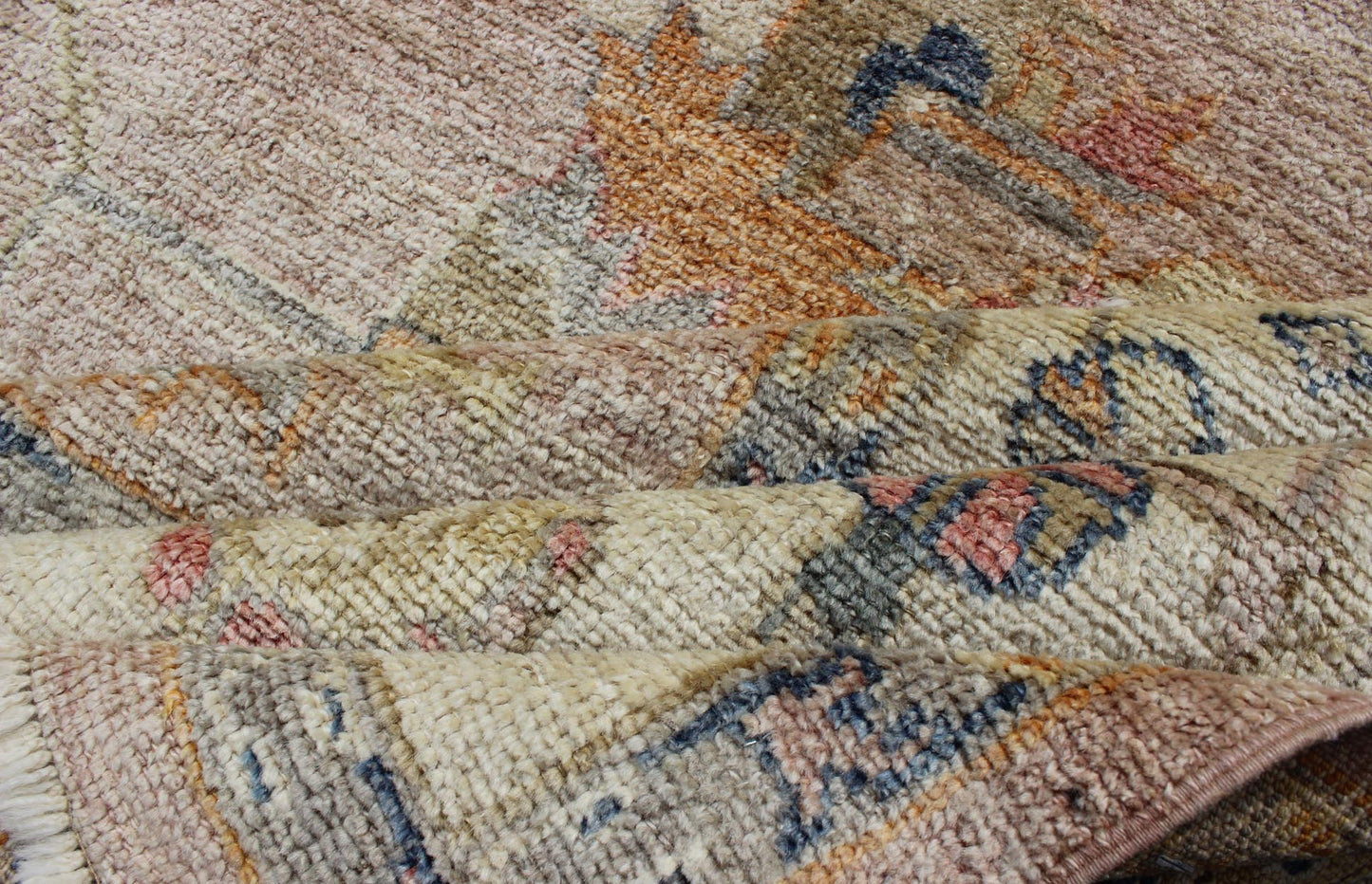 Keivan Woven Arts Angora Turkish Oushak Rug in Dusty Pink and Ivory. Keivan Woven Arts / rug AN - 134565, country of origin / type: Turkey / Angora Oushak. Measures: 10'3 x 13'9 From our Angora collection, this piece is made with a combination of ... - Keivan Woven ArtsAN - 134565 - 10577Rug