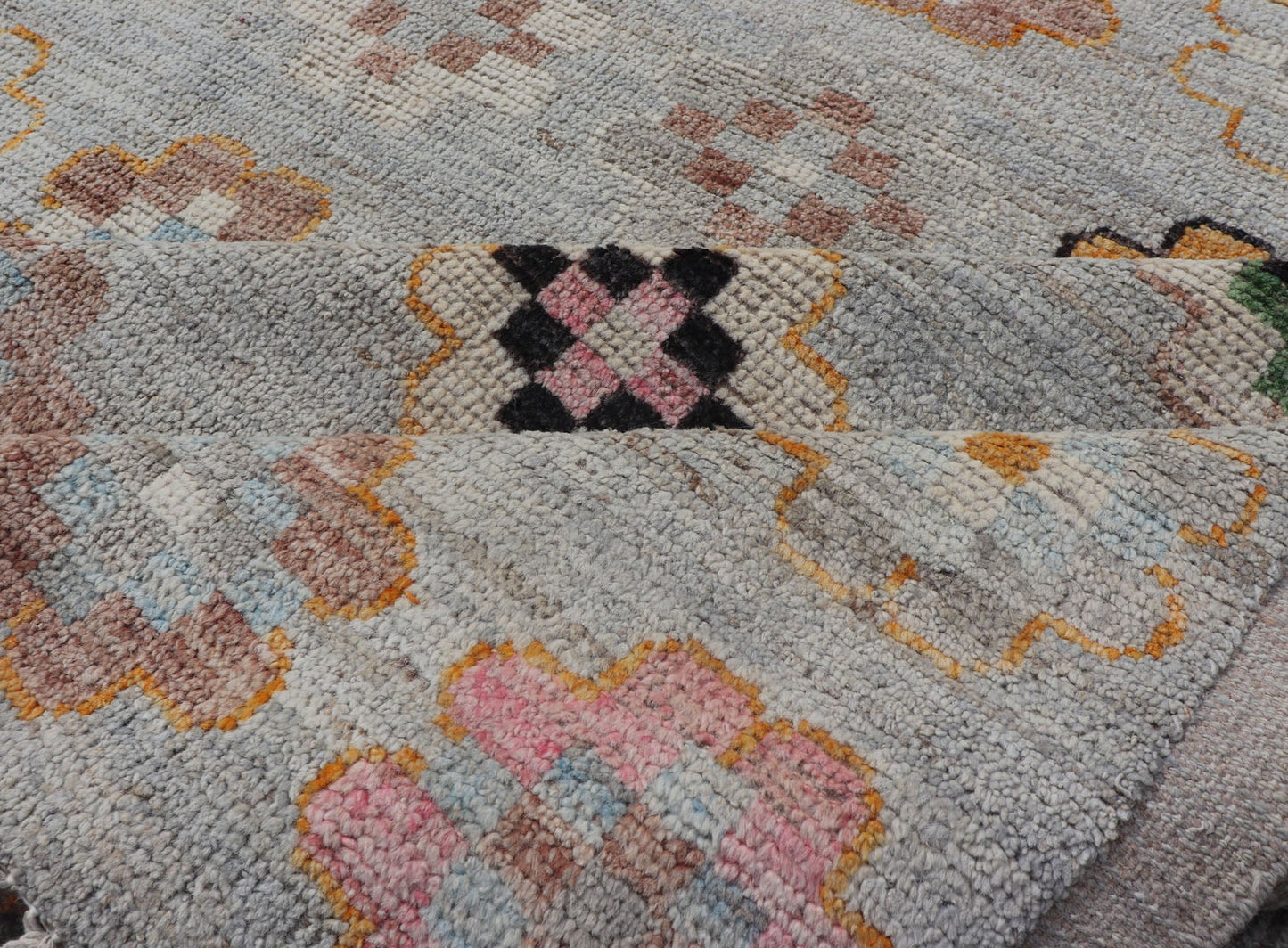 Modern Hand - Knotted Rug in Wool with Modern All - Over Flower Design On A Light Gray Field. Keivan Woven Arts; rug AWR - 4995, country of origin / type: Afghanistan / Modern Casual, circa Early - 21th Century. Measures: 9'9 x 11'6 This modern c... - Keivan Woven ArtsAWR - 4995 - 17142Rug