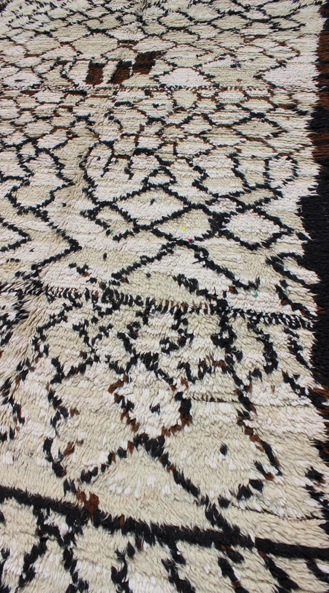 Vintage Moroccan Azilal Rug in White/Cream and Black for Modern Interiors This exquisite piece features a graphic handwoven Berber design with randomly drawn highlights, this piece is packed with motifs and symbols. The white or ivory colors are... - Keivan Woven ArtsBDS - 136622 - 7279Rug