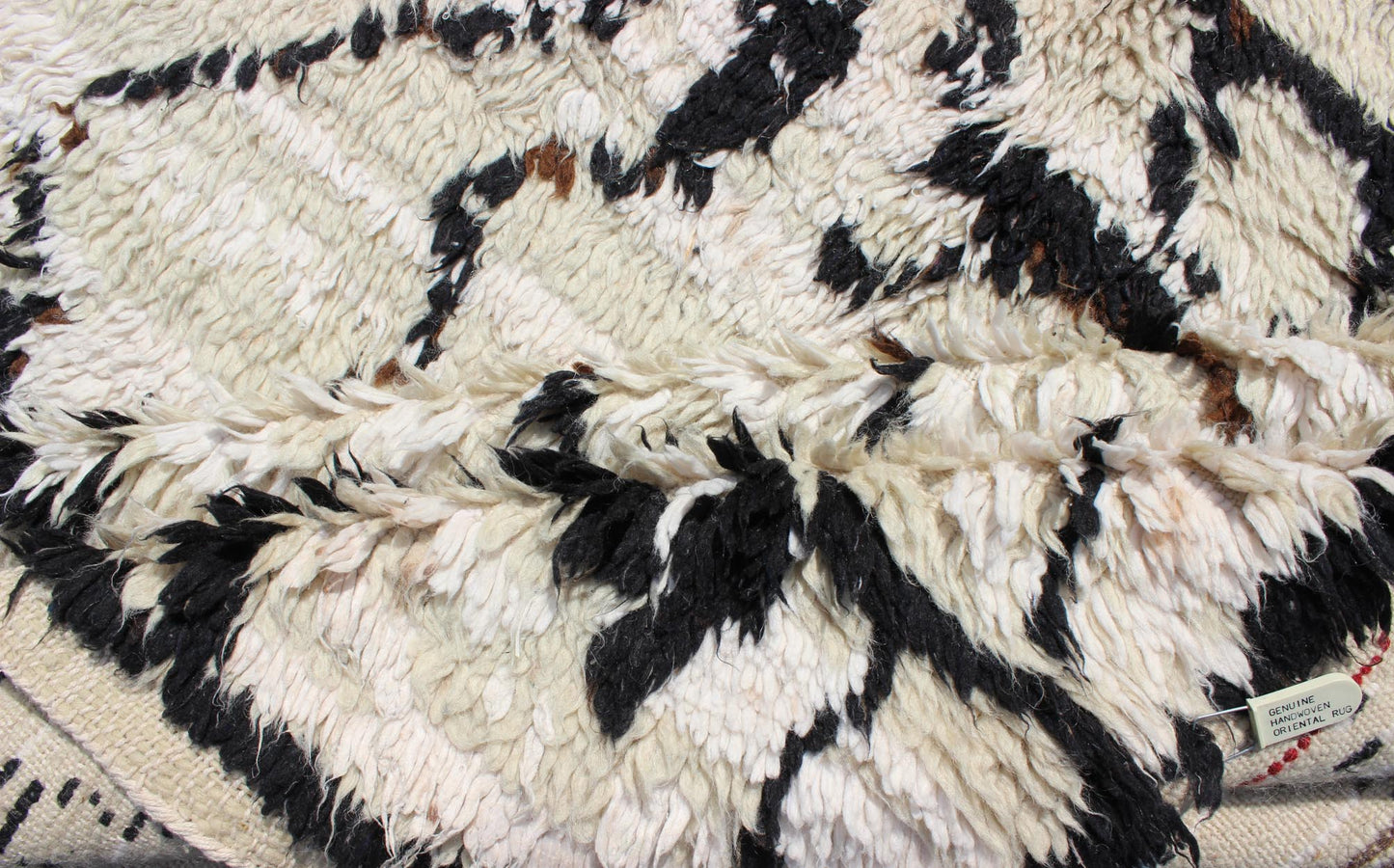 Vintage Moroccan Azilal Rug in White/Cream and Black for Modern Interiors This exquisite piece features a graphic handwoven Berber design with randomly drawn highlights, this piece is packed with motifs and symbols. The white or ivory colors are... - Keivan Woven ArtsBDS - 136622 - 7279Rug