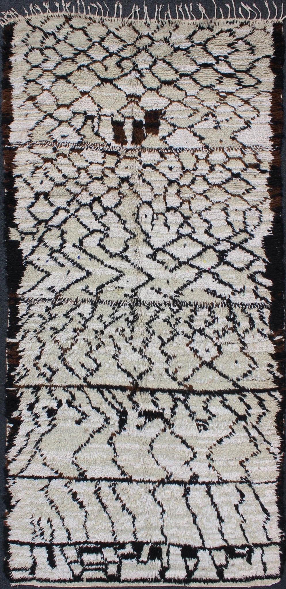 Vintage Moroccan Azilal Rug in White/Cream and Black for Modern Interiors This exquisite piece features a graphic handwoven Berber design with randomly drawn highlights, this piece is packed with motifs and symbols. The white or ivory colors are... - Keivan Woven ArtsBDS - 136622 - 7279Rug
