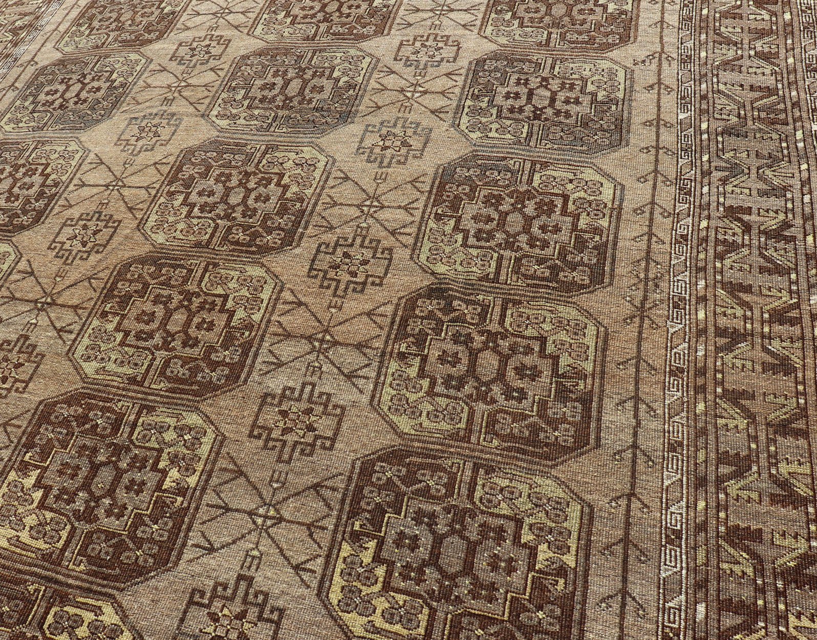 Hand - Knotted Turkomen Ersari Rug in Wool with Repeating Sub - Geometric Gul Design This Turkomen Ersari rug has been hand - knotted in the finest wool. The rug features a repeating Gul design throughout the entirety of the rug, enclosed within a co... - Keivan Woven ArtsEMB - 9649 - P13543 - 16103Rug