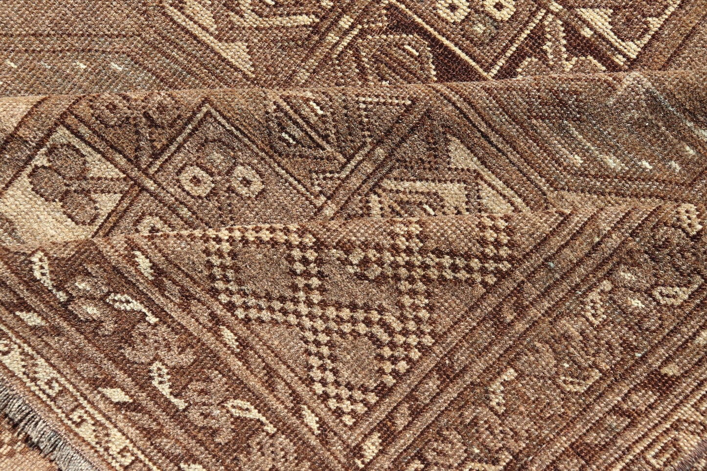 Hand - Knotted Turkomen Ersari Rug in Wool with Sub - Geometric Repeating Gul Design This Ersari rug has been hand - knotted in the finest wool. The rug features a sub - geometric repeating Gul design throughout the entirety of the rug, enclosed within... - Keivan Woven ArtsEMB - 9658 - P13539 - 16151Rug