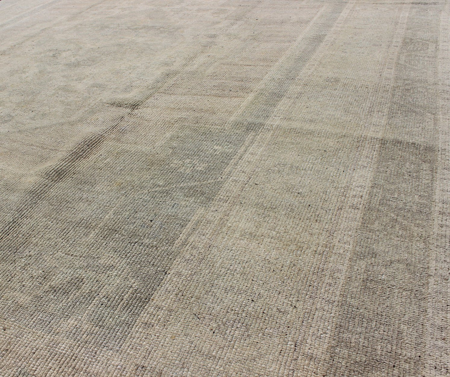 Turkish Oushak Rug with Neutral Color Characterized by a comely aesthetic and highly representative of light Oushaks, this vintage carpet beautifully integrates neutral compositions to decorate a calm and serene room. This rug features a subtle ... - Keivan Woven ArtsEN - 10081 - 5520Rug