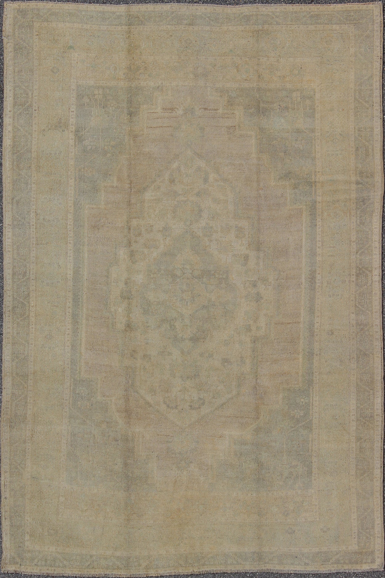 Turkish Oushak Rug with Neutral Color Characterized by a comely aesthetic and highly representative of light Oushaks, this vintage carpet beautifully integrates neutral compositions to decorate a calm and serene room. This rug features a subtle ... - Keivan Woven ArtsEN - 10081 - 5520Rug