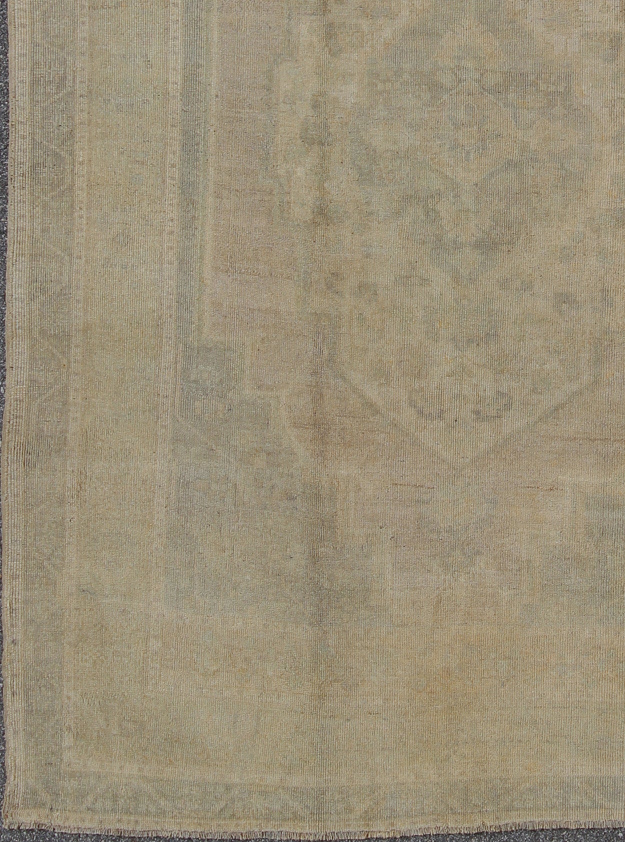 Turkish Oushak Rug with Neutral Color Characterized by a comely aesthetic and highly representative of light Oushaks, this vintage carpet beautifully integrates neutral compositions to decorate a calm and serene room. This rug features a subtle ... - Keivan Woven ArtsEN - 10081 - 5520Rug
