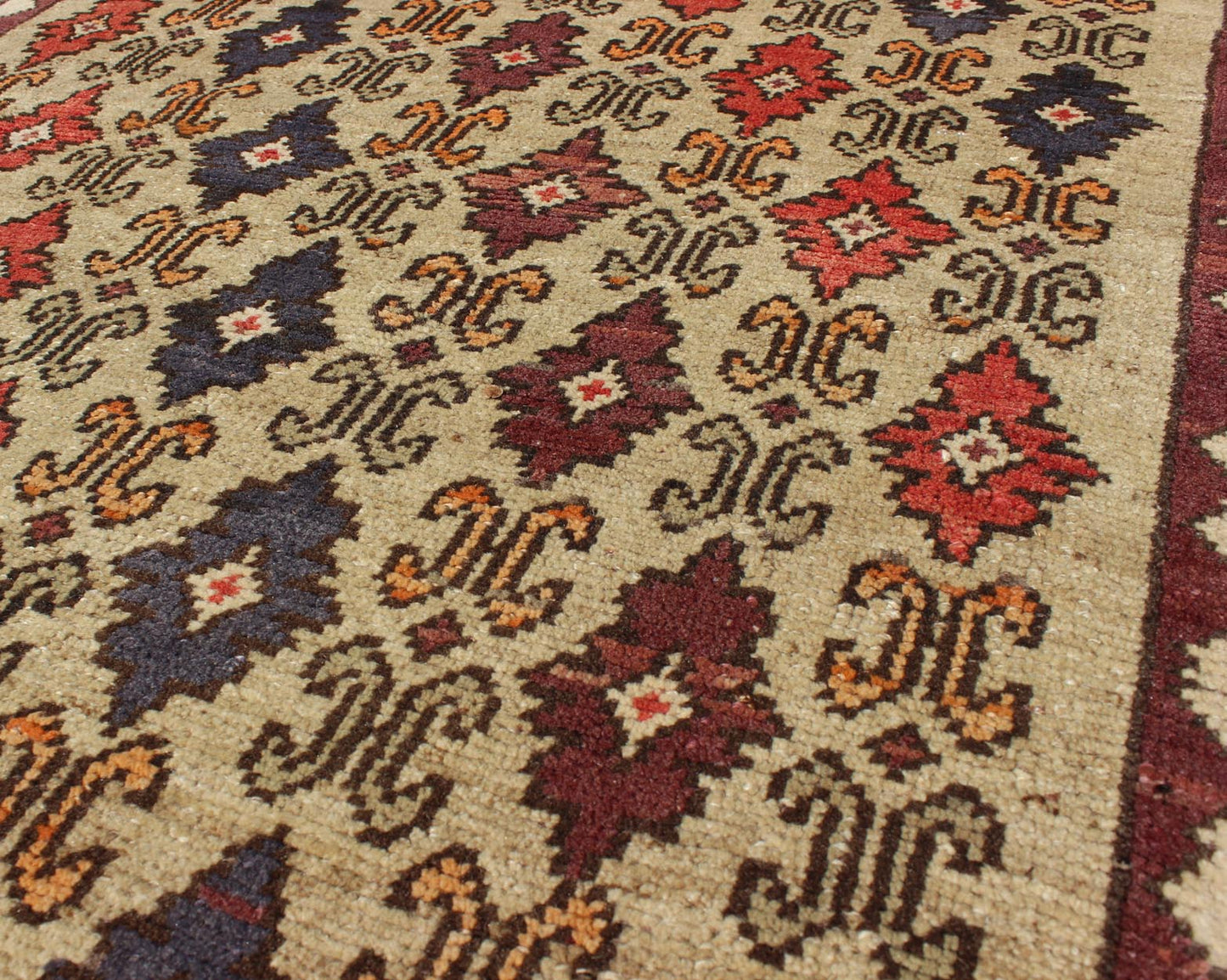 Colorful Midcentury Turkish Tulu Rug with Repeating Design Set on Wheat Field kwarugs Colorful midcentury Turkish Tulu rug with Repeating design set on wheat field, rug en - 1023, country of origin type: Turkey Oushak, circa 1950. This Tulu... - Keivan Woven ArtsEN - 1023 - 4462Rug