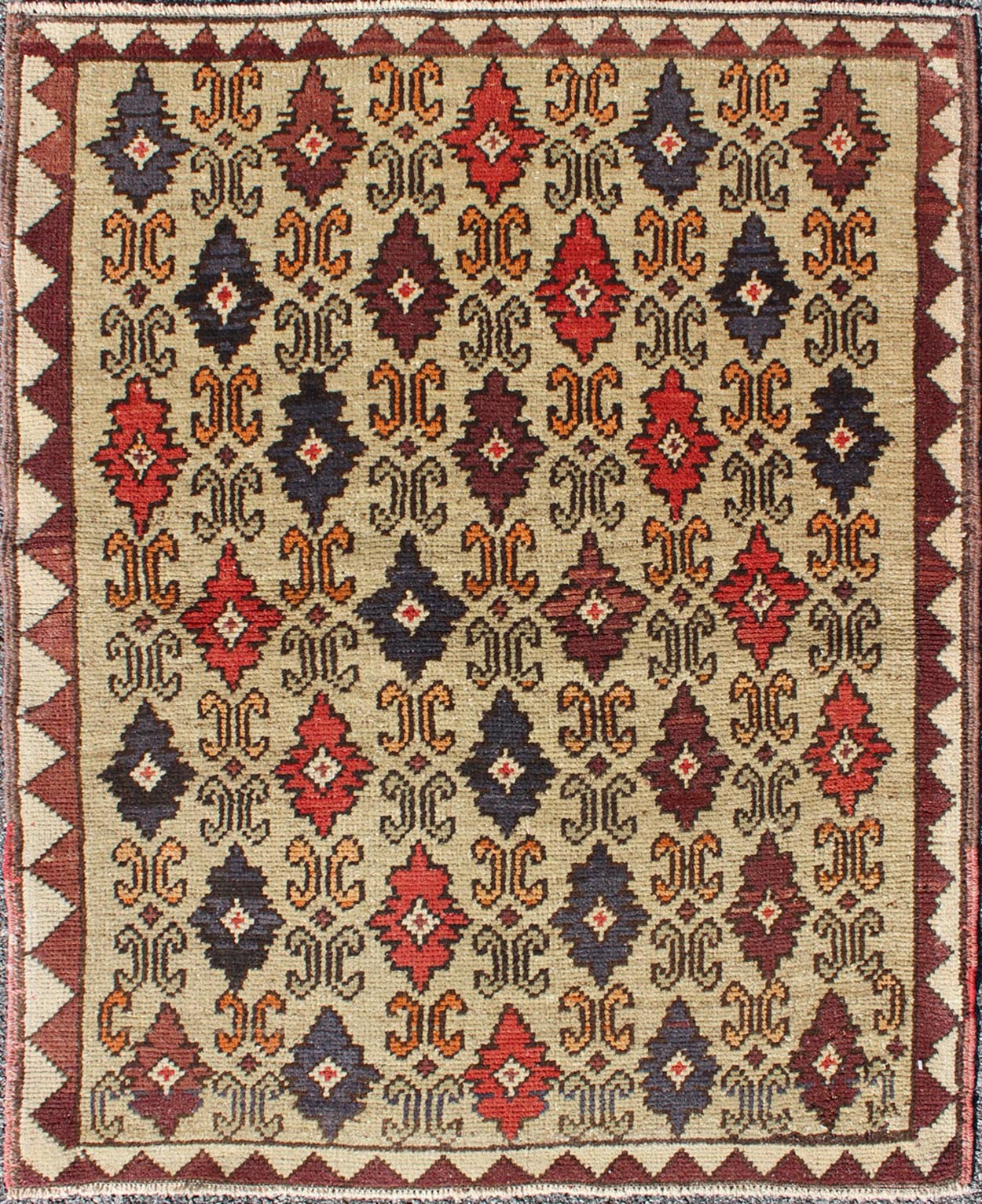 Colorful Midcentury Turkish Tulu Rug with Repeating Design Set on Wheat Field kwarugs Colorful midcentury Turkish Tulu rug with Repeating design set on wheat field, rug en - 1023, country of origin type: Turkey Oushak, circa 1950. This Tulu... - Keivan Woven ArtsEN - 1023 - 4462Rug
