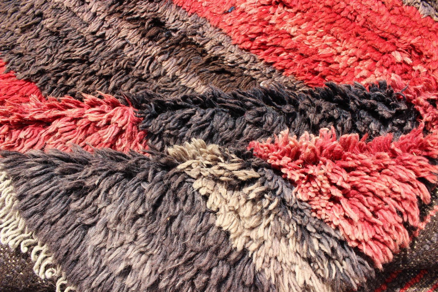 Vintage Tulu rug from Turkey in charcoal and red with stripe design, Minimalist design. Vintage Tulu rug from Turkey in charcoal and red with stripe design, Minimalist design, Keivan Woven Arts/ rug EN - 1042, country of origin / type: Turkey / Tu... - Keivan Woven ArtsEN - 1042 - 4466Rug