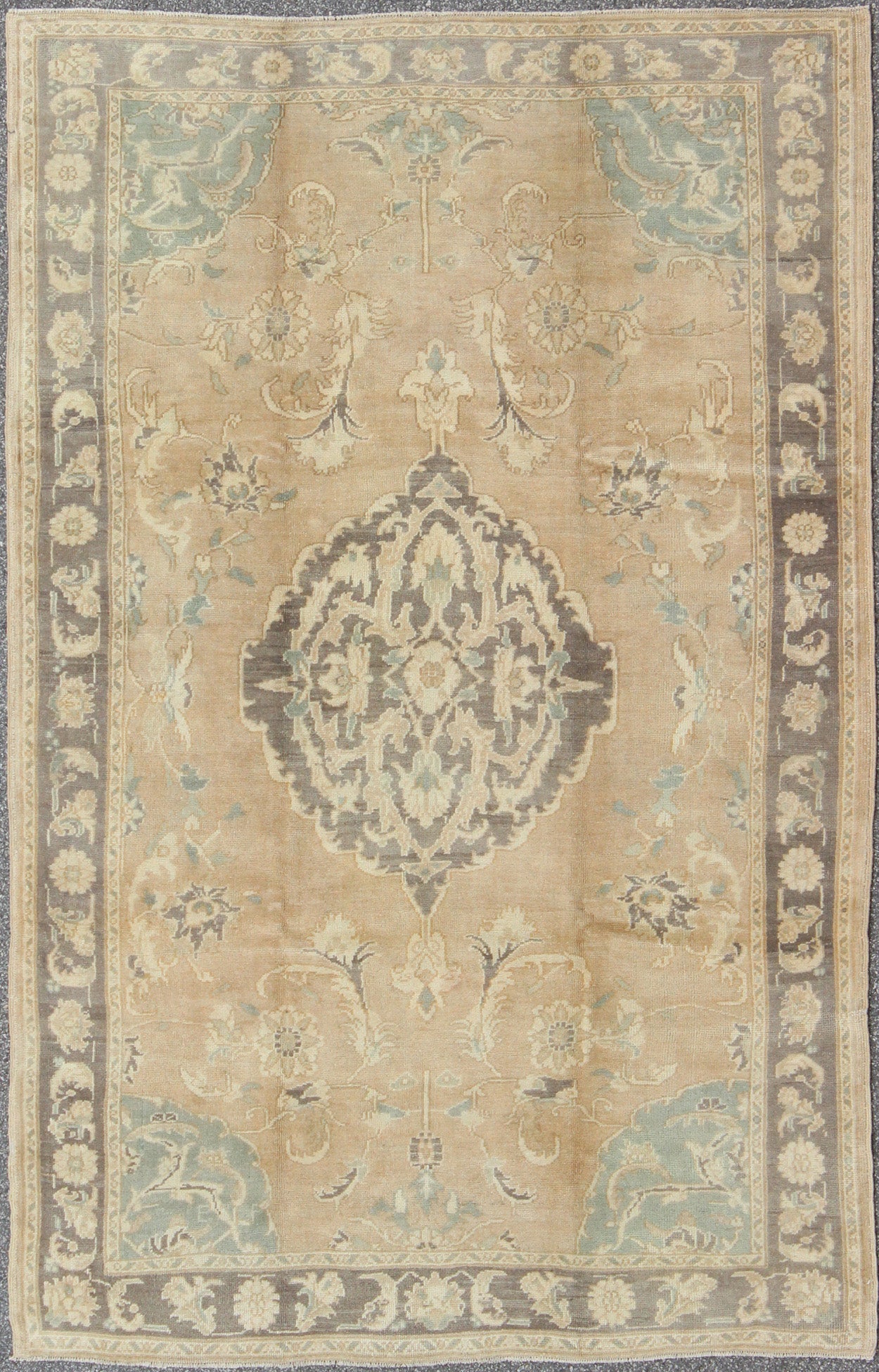 Elegant Vintage Turkish Oushak Rug with Floral Medallion Design kwarugs Elegant vintage Turkish Oushak rug with floral medallion design, rug en - 1052, country of origin / type: Turkey / Oushak, circa 1940. This beautiful vintage rug from m... - Keivan Woven ArtsEN - 1052 - 5444Rug