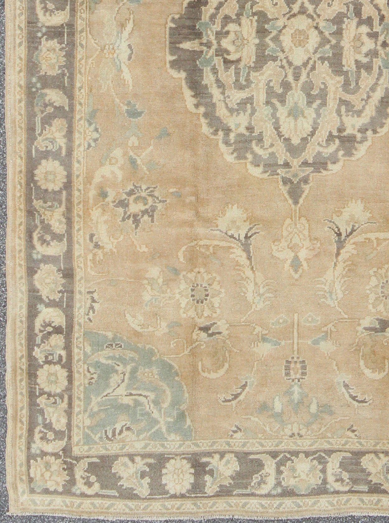 Elegant Vintage Turkish Oushak Rug with Floral Medallion Design kwarugs Elegant vintage Turkish Oushak rug with floral medallion design, rug en - 1052, country of origin / type: Turkey / Oushak, circa 1940. This beautiful vintage rug from m... - Keivan Woven ArtsEN - 1052 - 5444Rug