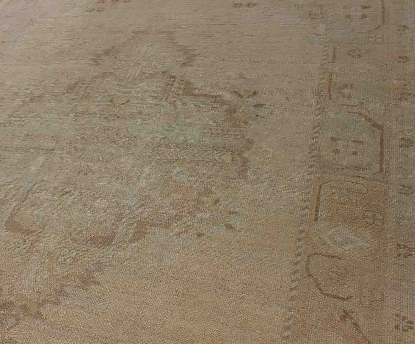 Vintage Turkish Oushak Rug with Medallion Design in Camel, Taupe, and Tan Medallion design Turkish vintage rug in neutral tones, Keivan Woven Arts / rug en - 10651, country of origin / type: Turkey / Oushak, circa 1940. This vintage Turkis... - Keivan Woven ArtsEN - 10651 - 10928Rug