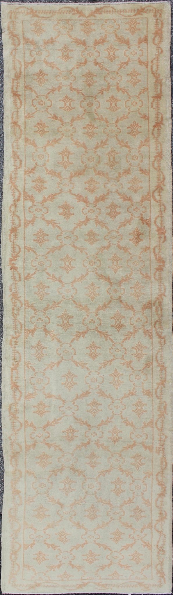 Cross - Latch / latticework vintage Turkish Oushak runner in light cream and coral, rug en - 1088, country of origin / type: Turkey / Tulu, circa 1930 Set on a cream field with an all - over pattern, this beautiful mid - century Turkish Tulu rug (circa ... - Keivan Woven ArtsEN - 1088 - 6346Rug