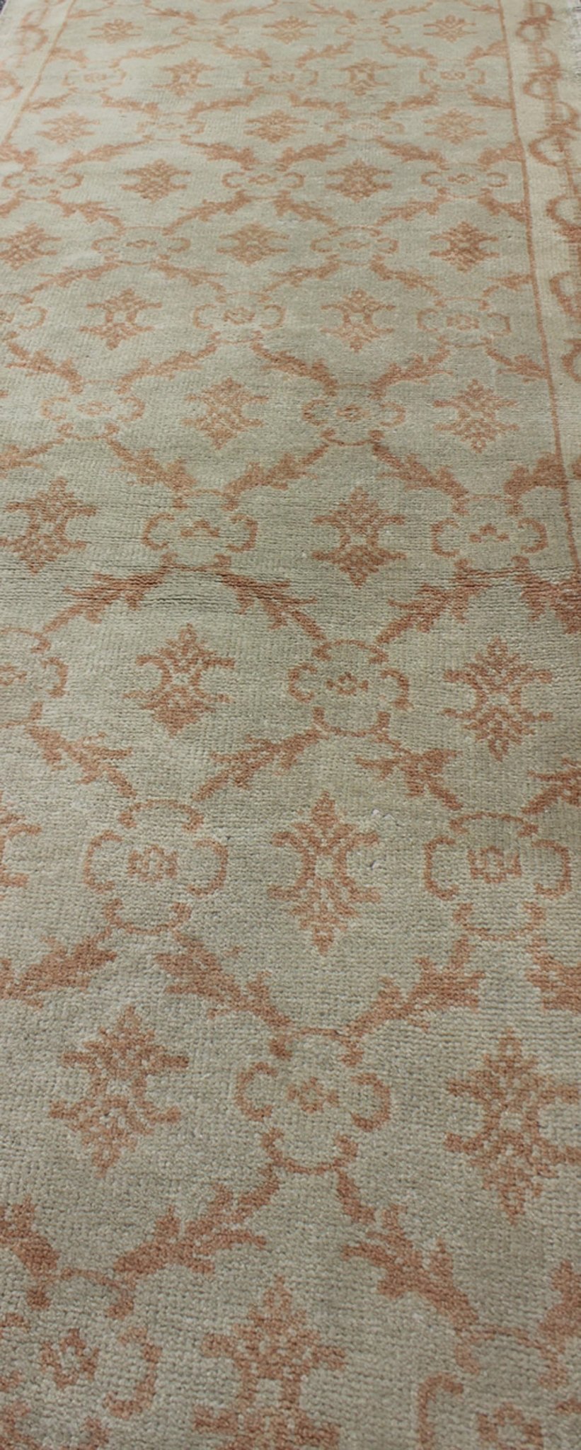 Cross - Latch / latticework vintage Turkish Oushak runner in light cream and coral, rug en - 1088, country of origin / type: Turkey / Tulu, circa 1930 Set on a cream field with an all - over pattern, this beautiful mid - century Turkish Tulu rug (circa ... - Keivan Woven ArtsEN - 1088 - 6346Rug