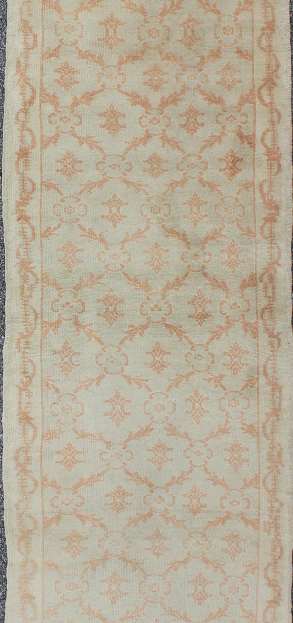 Cross - Latch / latticework vintage Turkish Oushak runner in light cream and coral, rug en - 1088, country of origin / type: Turkey / Tulu, circa 1930 Set on a cream field with an all - over pattern, this beautiful mid - century Turkish Tulu rug (circa ... - Keivan Woven ArtsEN - 1088 - 6346Rug