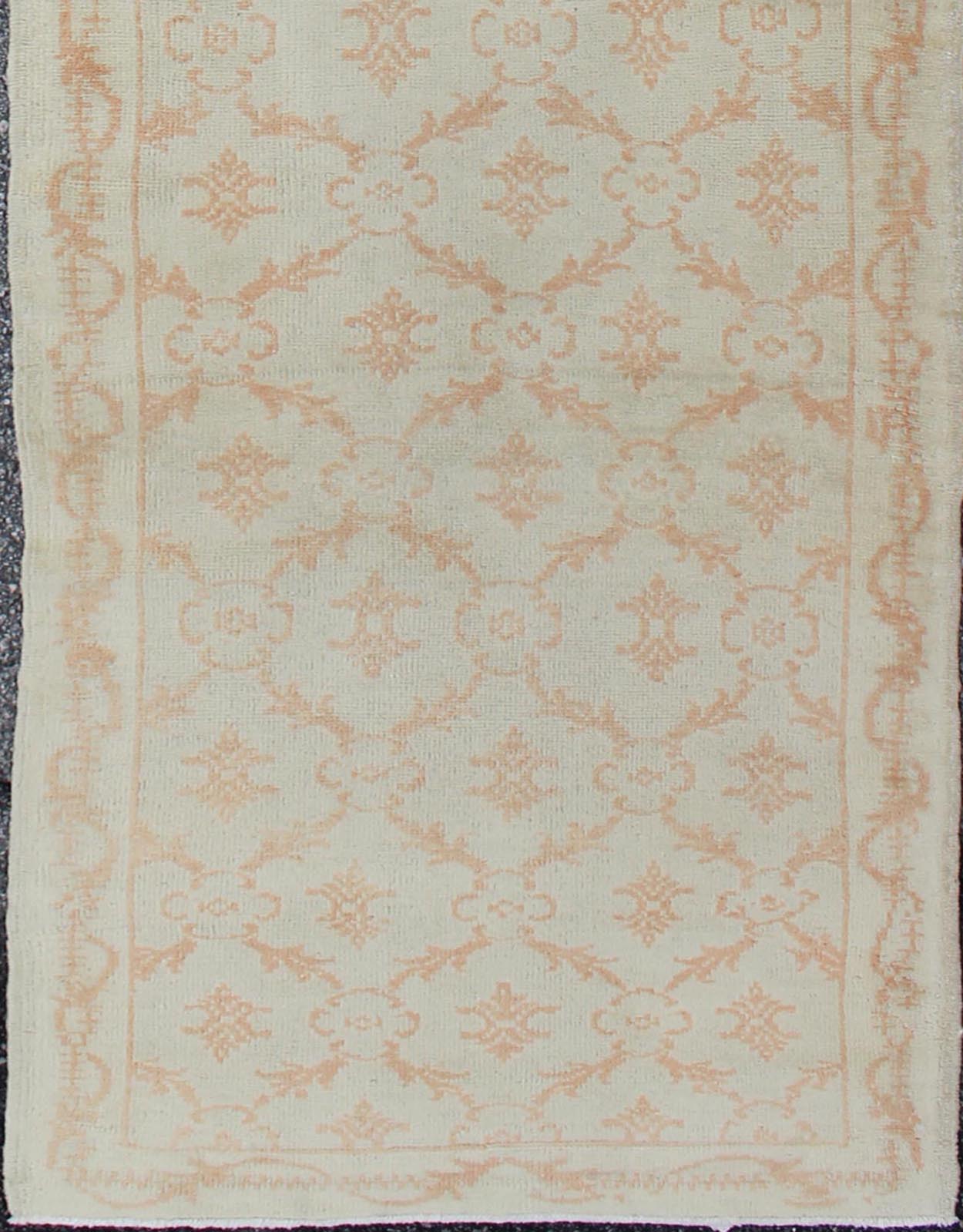 Cross - Latch / latticework vintage Turkish Oushak runner in light cream and coral, rug en - 1088, country of origin / type: Turkey / Tulu, circa 1930 Set on a cream field with an all - over pattern, this beautiful mid - century Turkish Tulu rug (circa ... - Keivan Woven ArtsEN - 1088 - 6346Rug