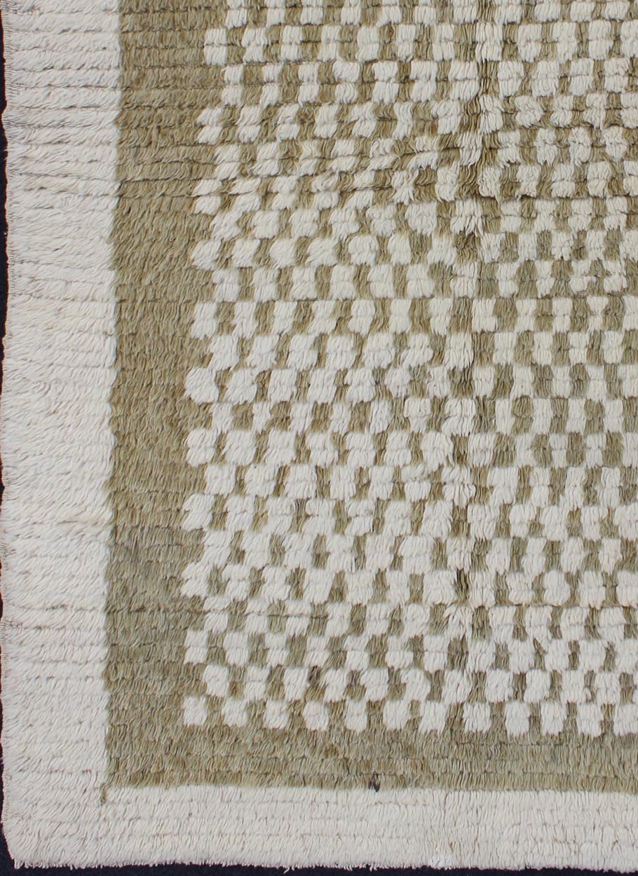 Vintage Turkish Tulu rug with checkerboard pattern in ivory and olive green, rug en - 112189, country of origin / type: Turkey / Tulu, circa mid - 20th century This vintage Turkish Tulu rug from the mid - 20th century features a checkerboard pattern o... - Keivan Woven ArtsEN - 112189 - 2778Rug