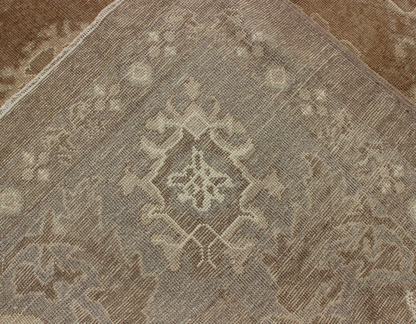 Large Vintage Turkish Rug in Light Brown Field, Taupe, Ivory and Earth Tones, Keivan Woven Arts - Vintage Turkish rug with neutral and earth tones and color palette in a large scale all - over design, rug en - 112805, country of origin / type: Turkey / O... - Keivan Woven ArtsEN - 112805 - 12972Rug