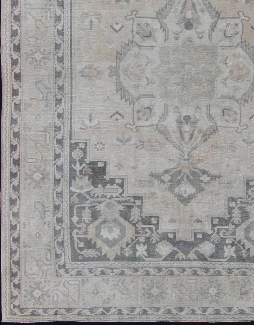 Oushak Rug with Layered Medallion Design and Ornate Cornices Mid - Toned Vintage Oushak Carpet in Grays and Soft Colors, rug en - 115259, country of origin / type: Turkey / Oushak, circa 1940 This vintage mid - century Turkish Oushak displays a... - Keivan Woven ArtsEN - 115259 - 3798Rug