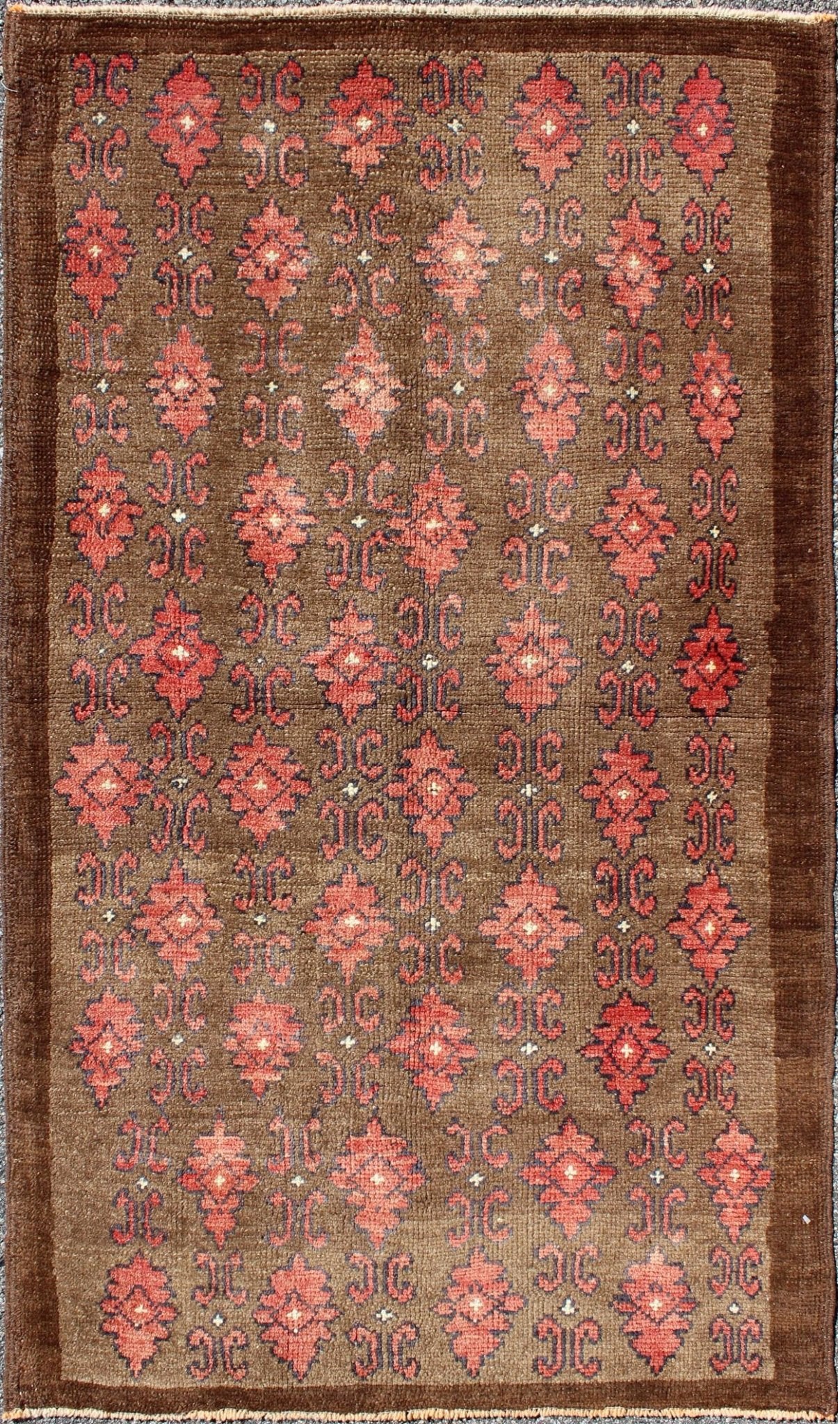 Red and Brown Vintage Turkish Oushak Rug with Repeating Vertical Motif Design kwarugs Red and brown vintage Turkish Oushak rug with repeating vertical motif design, rug en - 115273, country of origin / type: Turkey / Oushak, circa 1950 Set ... - Keivan Woven ArtsEN - 115273 - 5524Rug