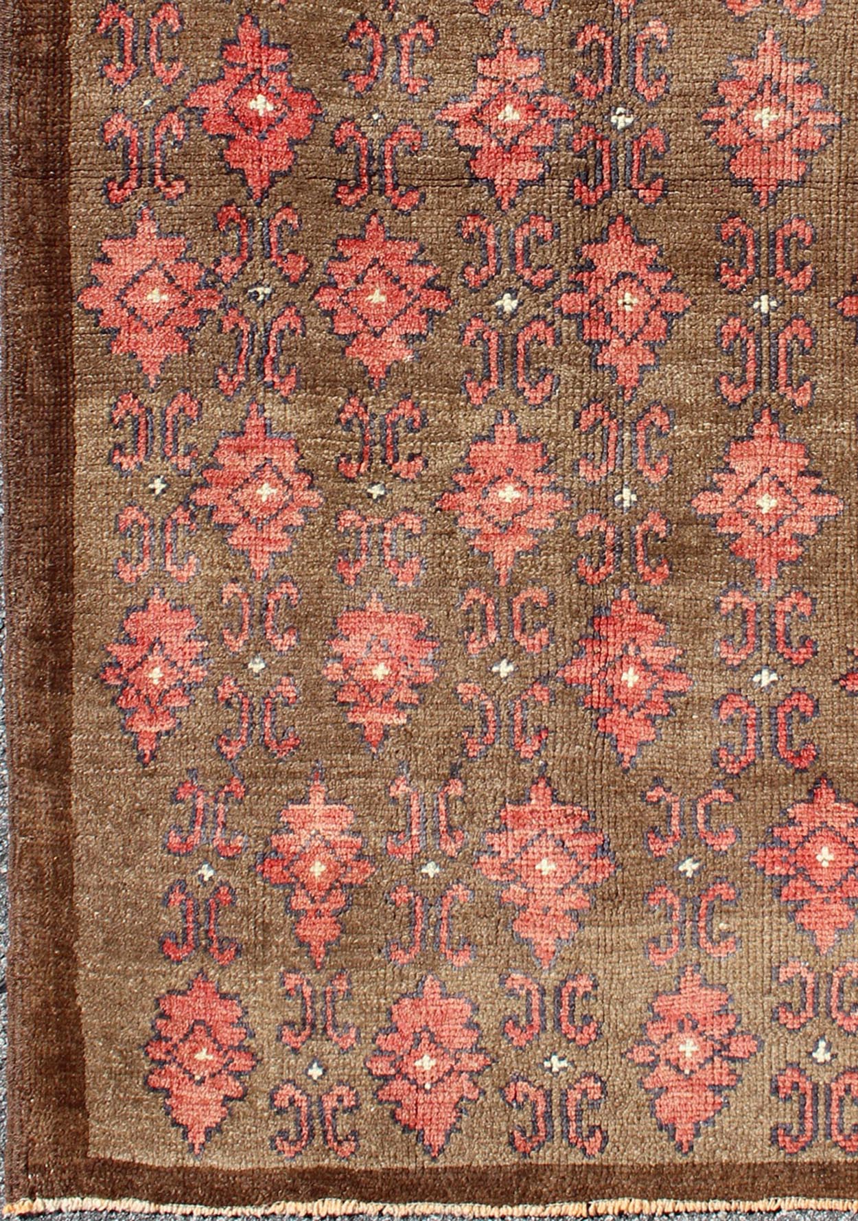 Red and Brown Vintage Turkish Oushak Rug with Repeating Vertical Motif Design kwarugs Red and brown vintage Turkish Oushak rug with repeating vertical motif design, rug en - 115273, country of origin / type: Turkey / Oushak, circa 1950 Set ... - Keivan Woven ArtsEN - 115273 - 5524Rug
