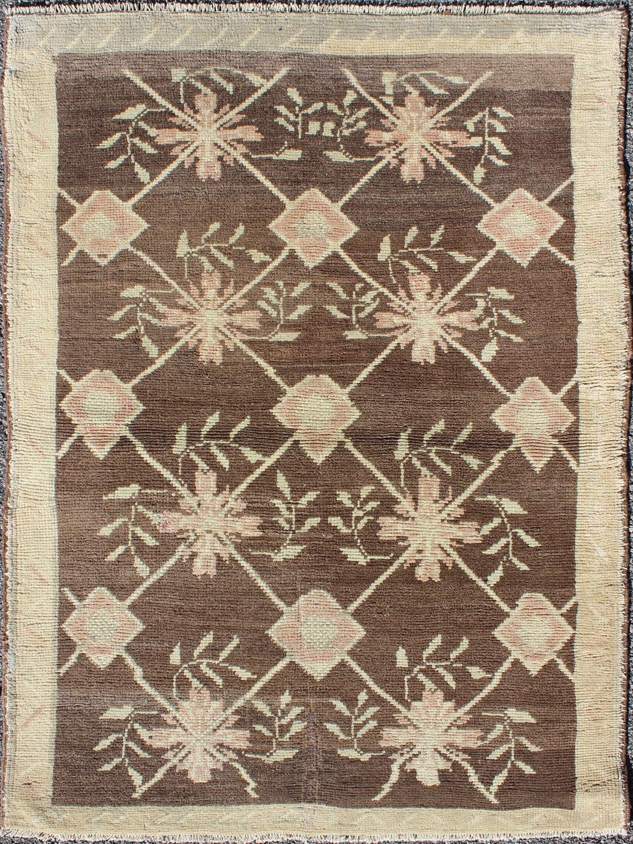 Vintage Turkish Oushak rug with Lattice design in brown, tan, pink, with a modern look rug en - 115283, country of origin / type: Turkey / Oushak, circa 1940 Set on a dark mocha brown field with an all - over pattern, this beautiful mid - century Turk... - Keivan Woven ArtsEN - 115283 - 3433Rug