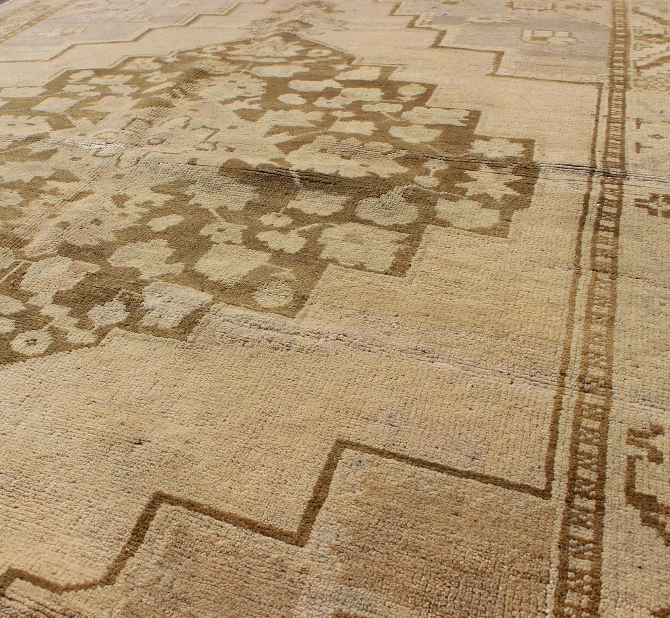 Mid 20th Century Vintage Turkish Oushak Rug With Geometric Patterns - Keivan Woven ArtsEN - 115823