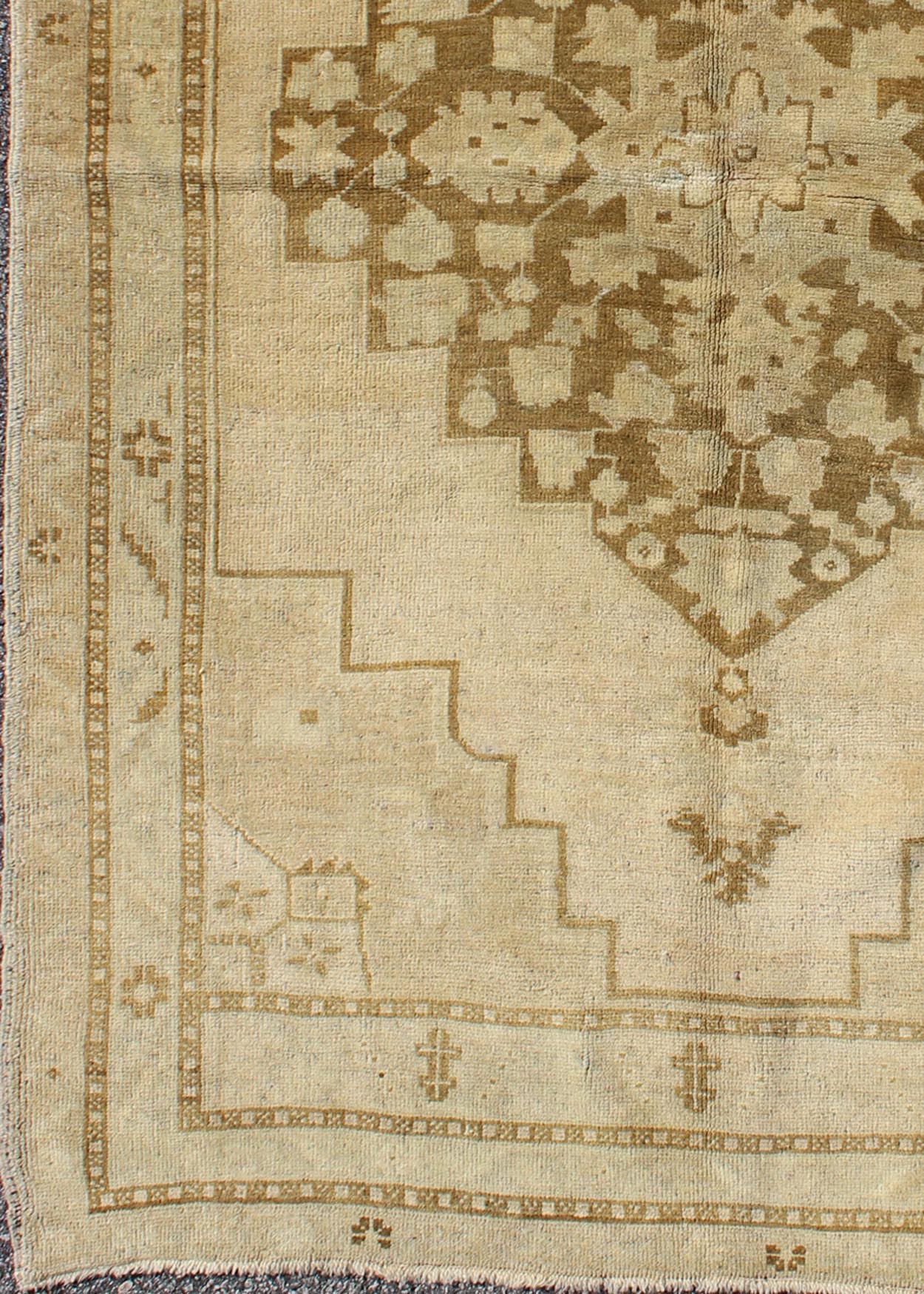 Mid 20th Century Vintage Turkish Oushak Rug With Geometric Patterns - Keivan Woven ArtsEN - 115823