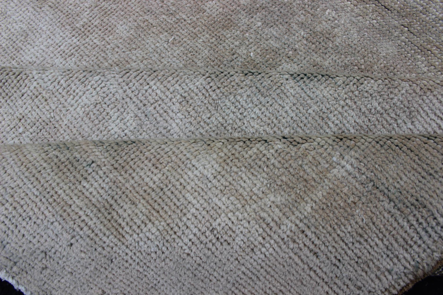 Modern Design Turkish Rug with Small - Scale Repeating Pattern Vintage Oushak carpet with repeating design in light taupe, ivory and gray. Keivan Woven Arts / rug EN - 123482, country of origin / type: Turkey / Oushak, circa 1940s. Measures: 7'5 ... - Keivan Woven ArtsEN - 123482 - 3415Rug