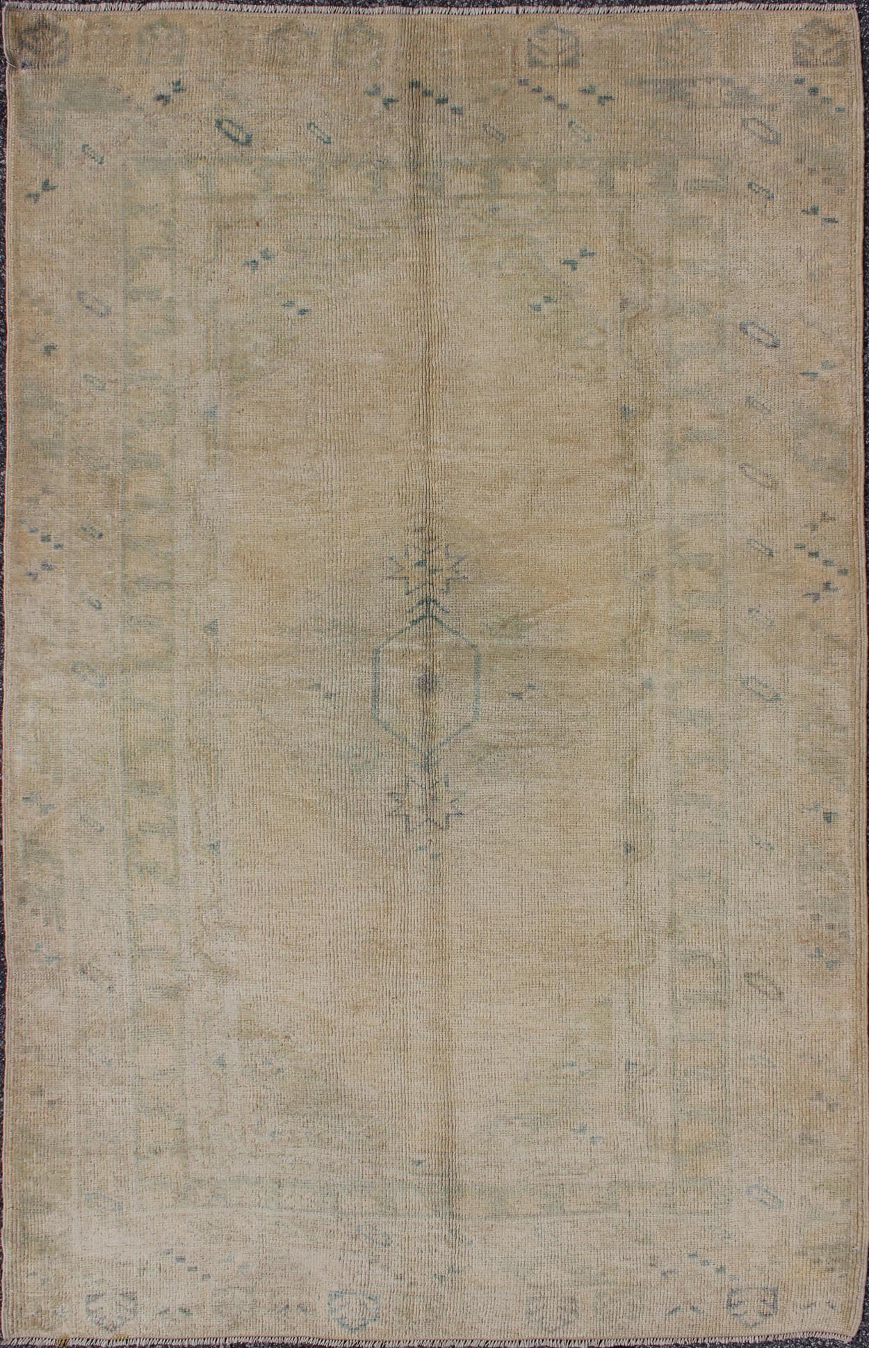 Faded vintage Turkish Oushak rug with medallion design in grey and tan, rug en - 123979, country of origin / type: Turkey / Oushak, circa 1940 The design of this beautiful vintage Oushak rug from 1940s Turkey is enhanced by its lustrous wool. The ... - Keivan Woven ArtsEN - 123979 - 5542Rug