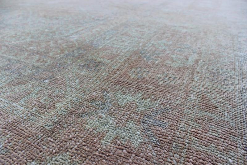 Muted Antique Turkish Sivas with Floating Design Antique muted design Oushak rug from Turkey, Keivan Woven Arts / rug EN - 123988, country of origin / type: Turkey / Oushak, circa 1930. This antique Turkish Oushak rug features a muted desig... - Keivan Woven ArtsEN - 123988 - 6624Rug