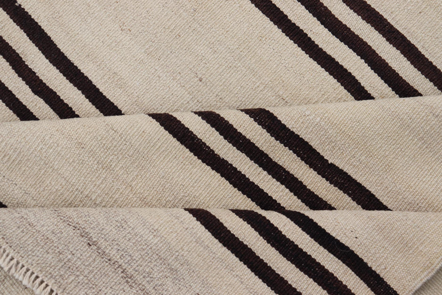 Vintage Flat Weave Turkish Kilim with Stripes in Ivory and Brown. Keivan Woven Arts / rug EN - 13467, country of origin / type: Turkey / Kilim, circa Mid - 20th Century. Measures: 4'5 x 6'5 This vintage flat - woven Kilim features a Minimalist design ... - Keivan Woven ArtsEN - 13467 - 23900Rug