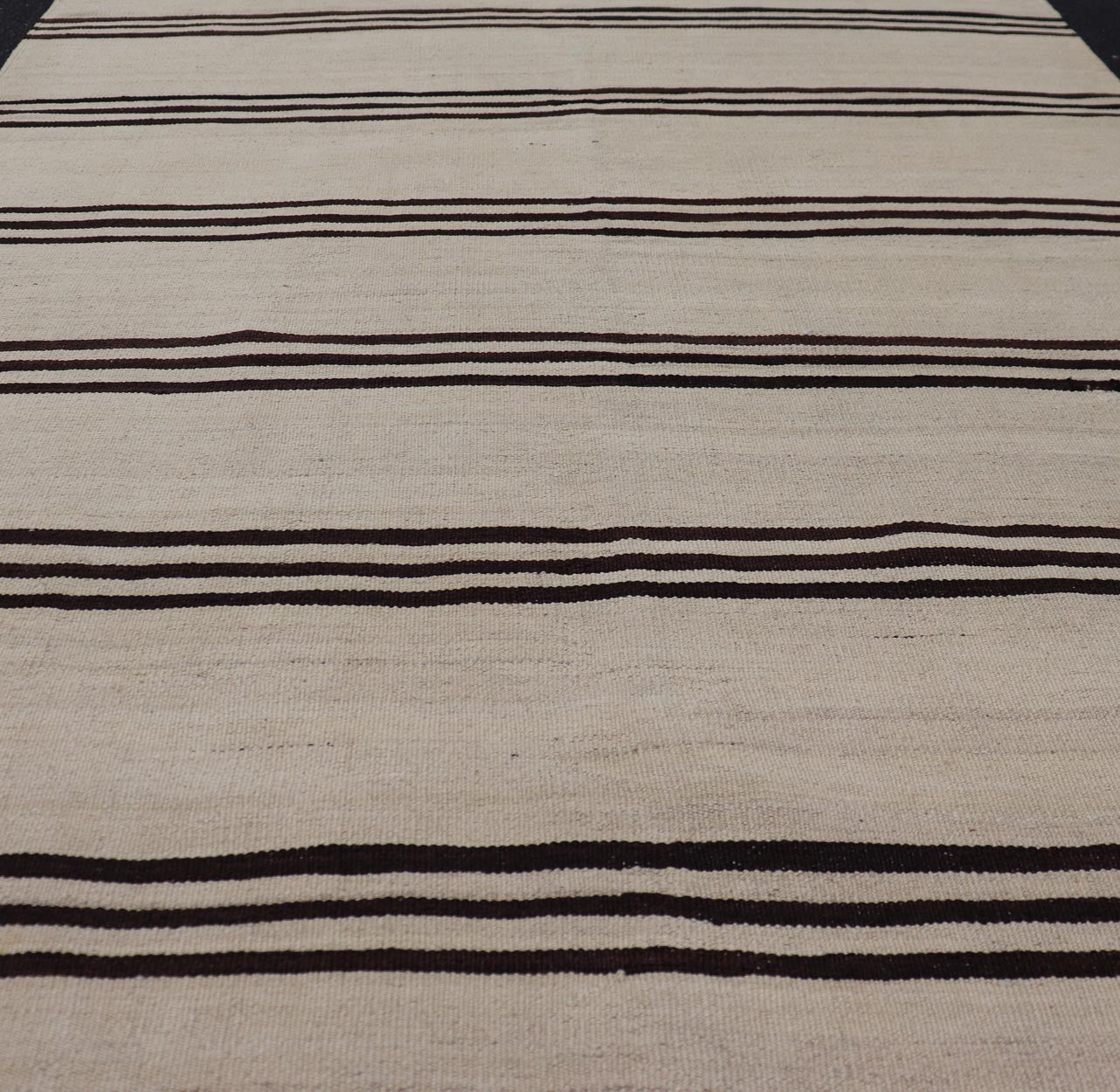 Vintage Flat Weave Turkish Kilim with Stripes in Ivory and Brown. Keivan Woven Arts / rug EN - 13467, country of origin / type: Turkey / Kilim, circa Mid - 20th Century. Measures: 4'5 x 6'5 This vintage flat - woven Kilim features a Minimalist design ... - Keivan Woven ArtsEN - 13467 - 23900Rug