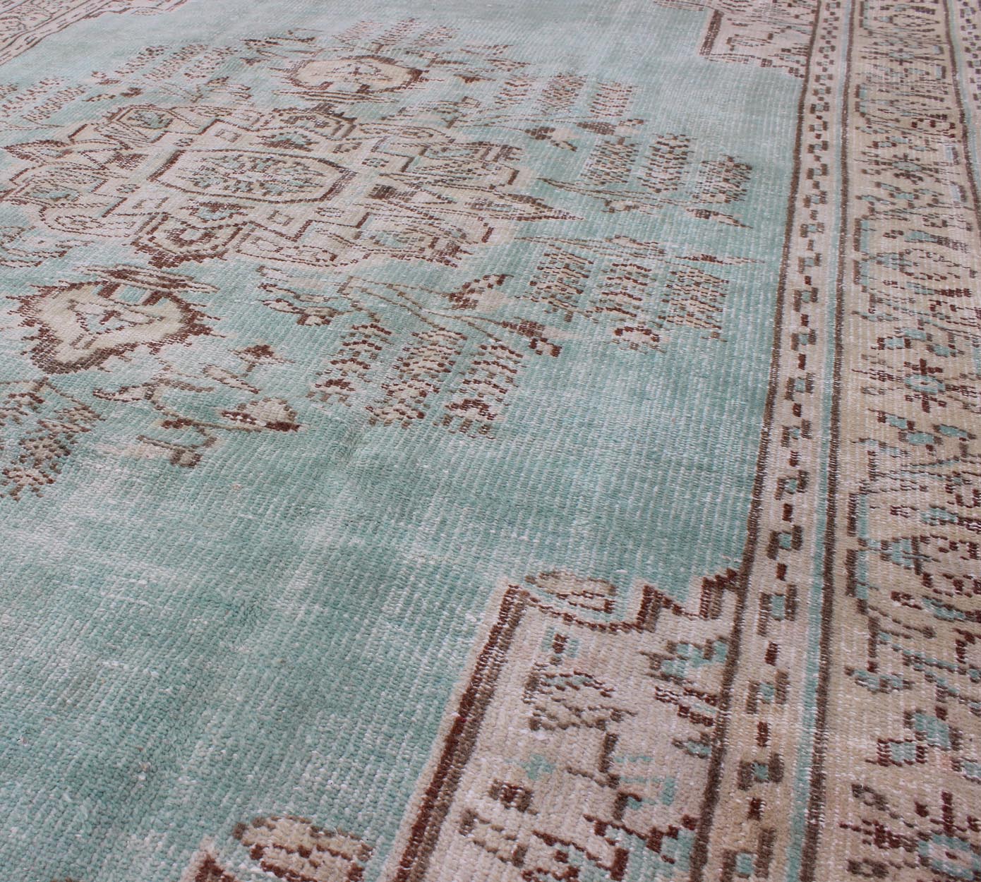 Vintage Oushak Rug with Aqua Blue Color This Turkish Oushak rug displays a unique aqua blue as the main color background. Other colors include brown and light taupe. The bold and geometric design of this Turkish carpet is soften with the use of ... - Keivan Woven ArtsEN - 140205 - 5586Rug