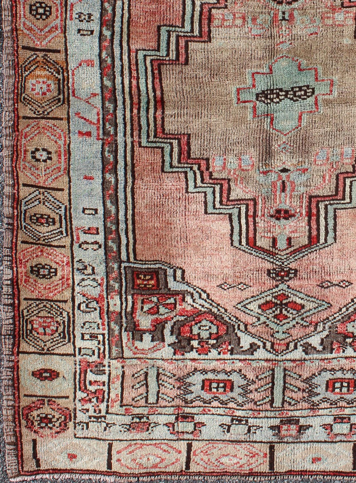 Salmon and pink vintage Turkish Oushak rug with stylized tribal medallion, rug en - 140232, country of origin / type: Turkey / Oushak, circa 1940 This vintage Turkish Oushak rug features an intricately beautiful design with a tribal aesthetic. The... - Keivan Woven ArtsEN - 140232 - 5596Rug