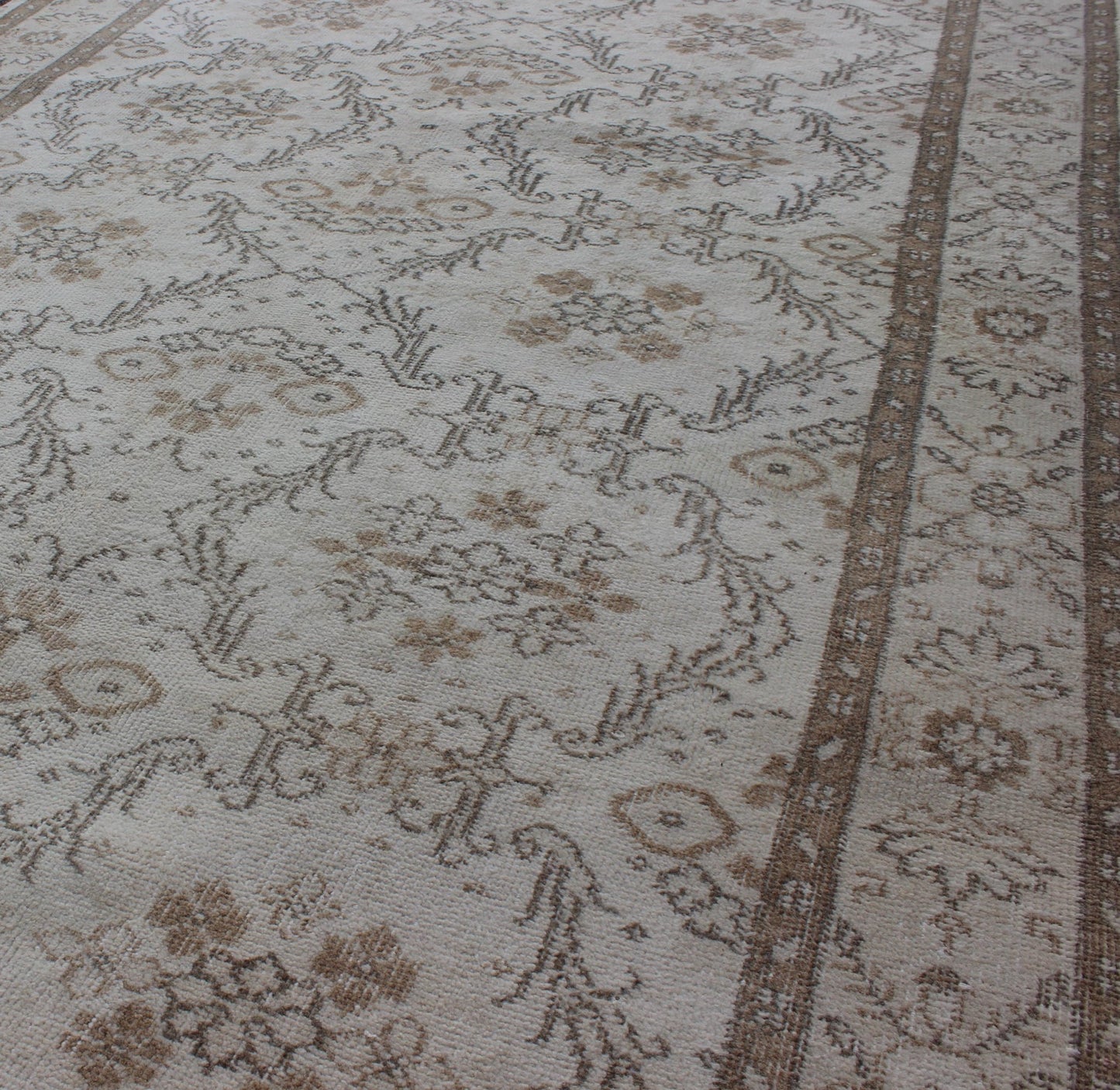 Vintage Turkish Oushak Carpet with Ivory Ground and Repeating Floral Design. Keivan Woven Arts / circa/1940 rug/ EN - 140436 Mid - 20th Century Vintage Oushak. Measures: 5'2 x 8'9. The design of this beautiful vintage Oushak rug from mid - 20th centu... - Keivan Woven ArtsEN - 140436 - 5664