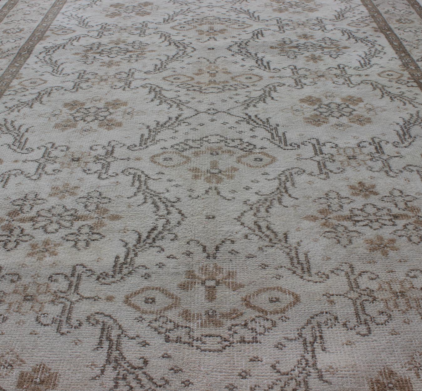 Vintage Turkish Oushak Carpet with Ivory Ground and Repeating Floral Design. Keivan Woven Arts / circa/1940 rug/ EN - 140436 Mid - 20th Century Vintage Oushak. Measures: 5'2 x 8'9. The design of this beautiful vintage Oushak rug from mid - 20th centu... - Keivan Woven ArtsEN - 140436 - 5664Rug