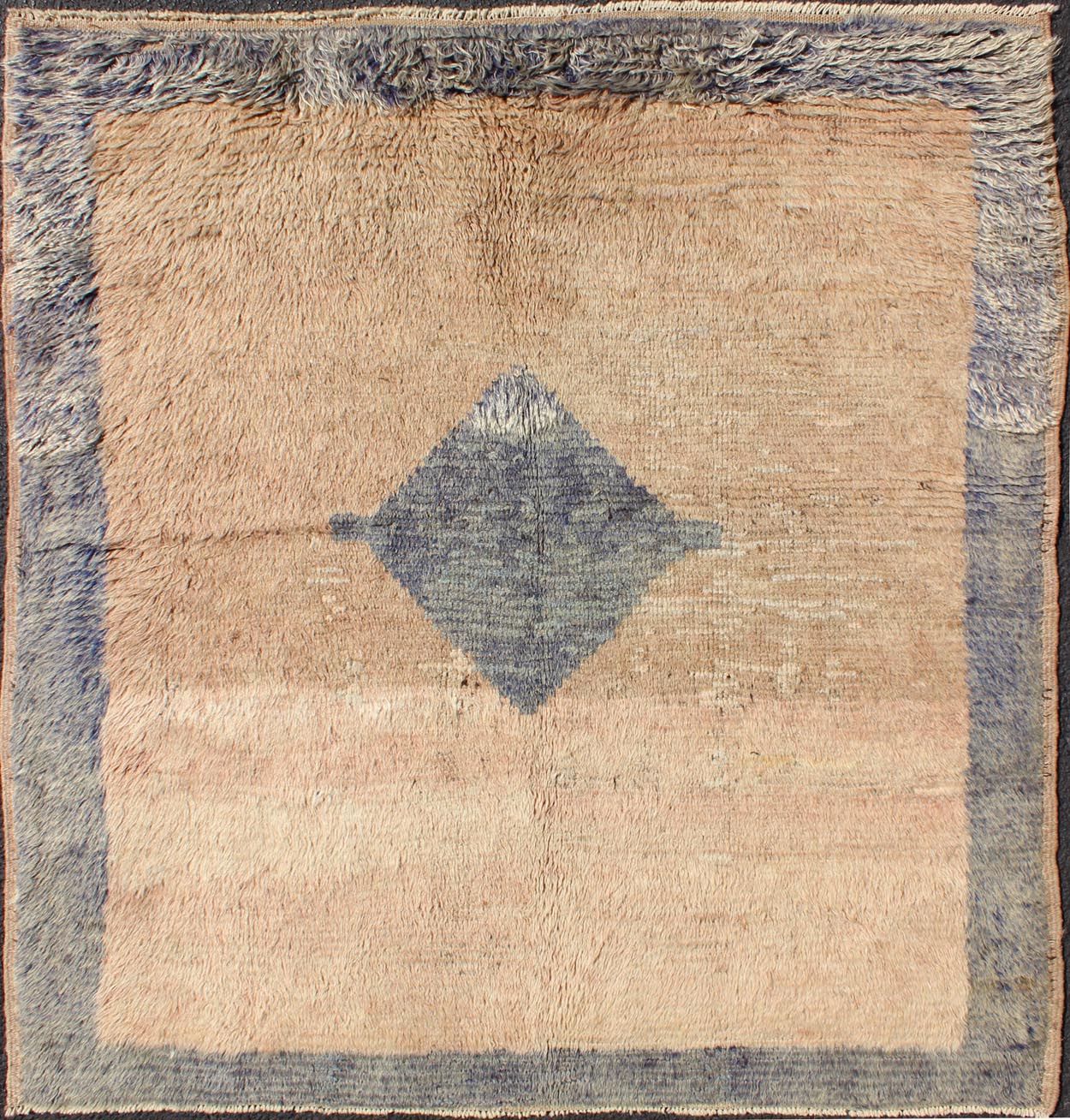 Modern & Minimalist Design Turkish Vintage Tulu Rug in Light Peach & Gray Blue. Vintage Tulu Turkish rug in Minimalist design and modern design with single diamond medallion, Keivan Woven Arts / rug EN - 140516, country of origin / type: Turkey / ... - Keivan Woven ArtsEN - 140516 - 6288Rug