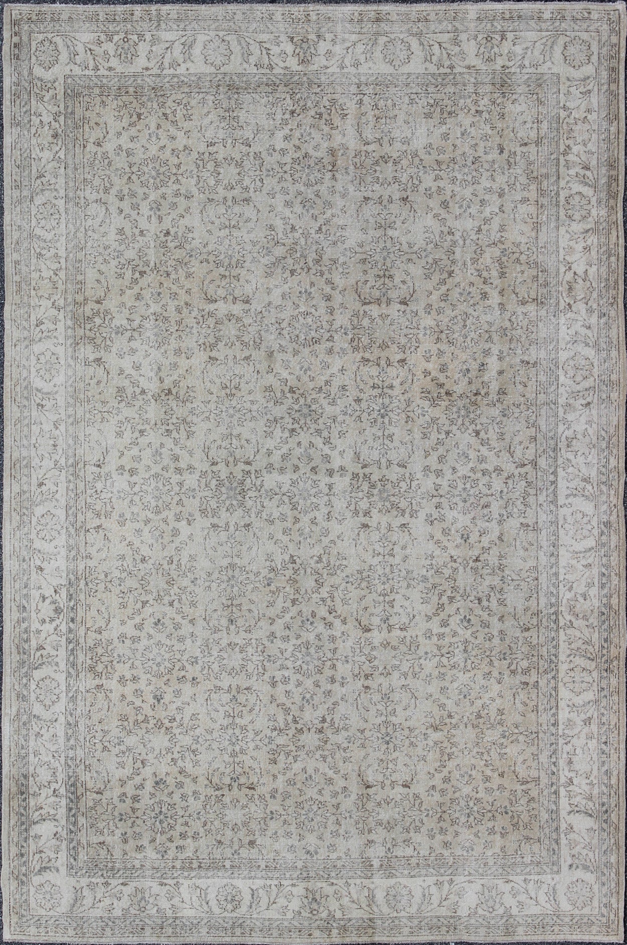 Keivan Woven Arts, En - 140556, 1950s Vintage Turkish Sparta Oushak Rug. Muted Oushak Turkish Vintage Rug with Beautiful, Intricate Floral Design, rug en - 140556, country of origin / type: Turkey / Oushak, circa 1940 The design of this beautiful vi... - Keivan Woven ArtsEN - 140556 - 6099Rug