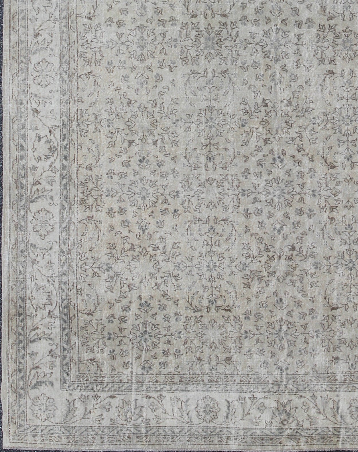 Keivan Woven Arts, En - 140556, 1950s Vintage Turkish Sparta Oushak Rug. Muted Oushak Turkish Vintage Rug with Beautiful, Intricate Floral Design, rug en - 140556, country of origin / type: Turkey / Oushak, circa 1940 The design of this beautiful vi... - Keivan Woven ArtsEN - 140556 - 6099Rug