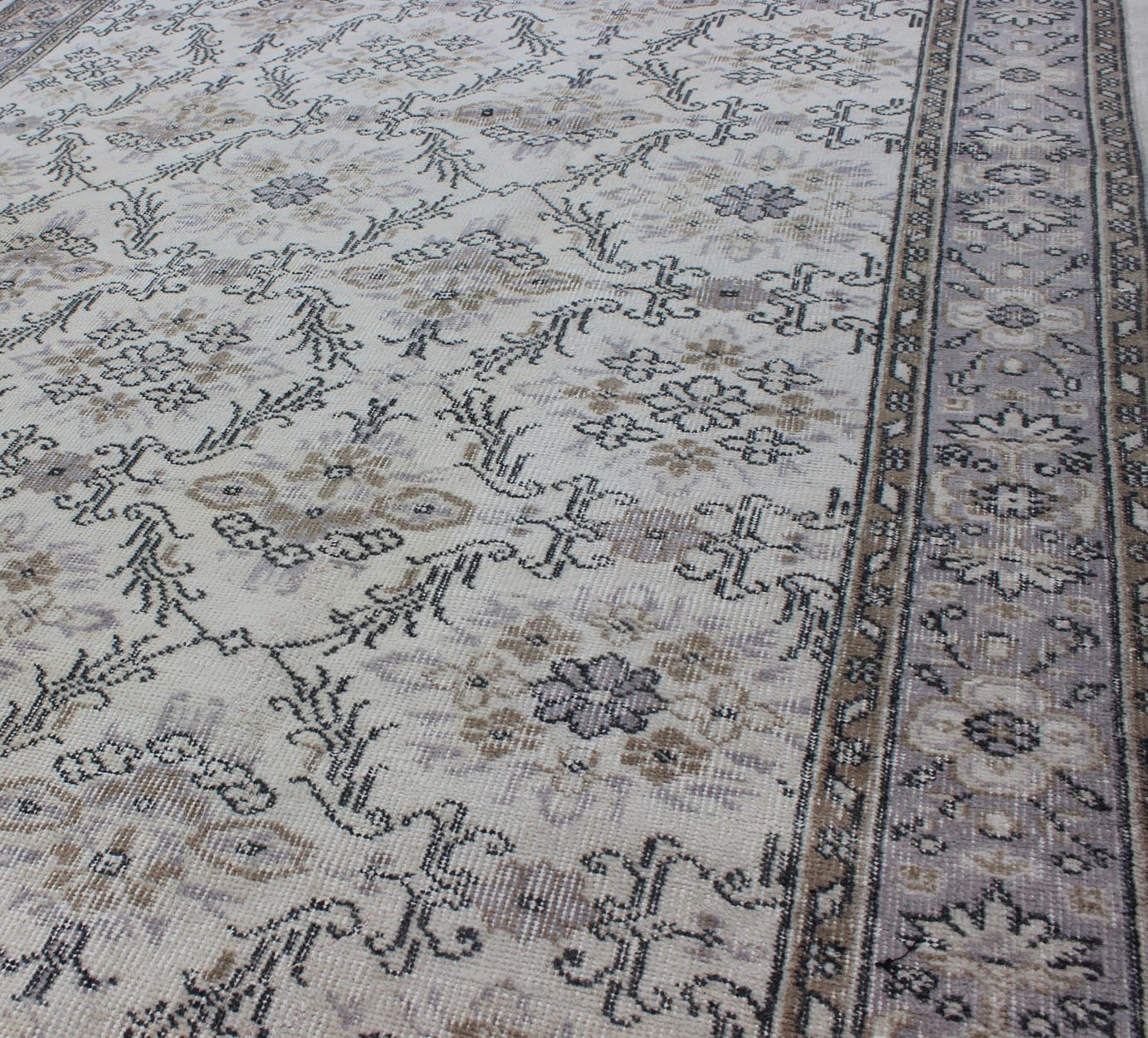 Midcentury gray - colored Turkish Oushak rug with stylized floral design, Keivan Woven Arts /rug en - 140563, country of origin / type: Turkey / Oushak, circa 1950 Stylized floral motifs are featured in a repeating all - over pattern on this vintage O... - Keivan Woven ArtsEN - 140563 - 5690Rug