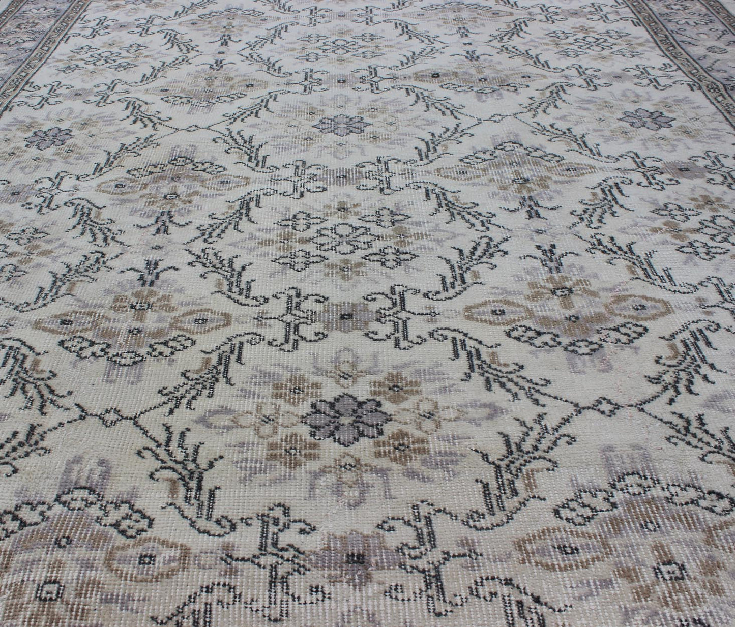 Midcentury gray - colored Turkish Oushak rug with stylized floral design, Keivan Woven Arts /rug en - 140563, country of origin / type: Turkey / Oushak, circa 1950 Stylized floral motifs are featured in a repeating all - over pattern on this vintage O... - Keivan Woven ArtsEN - 140563 - 5690Rug