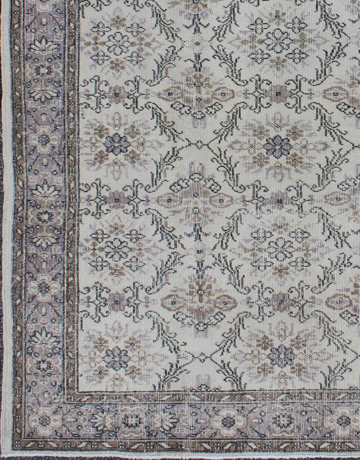 Midcentury gray - colored Turkish Oushak rug with stylized floral design, Keivan Woven Arts /rug en - 140563, country of origin / type: Turkey / Oushak, circa 1950 Stylized floral motifs are featured in a repeating all - over pattern on this vintage O... - Keivan Woven ArtsEN - 140563 - 5690Rug