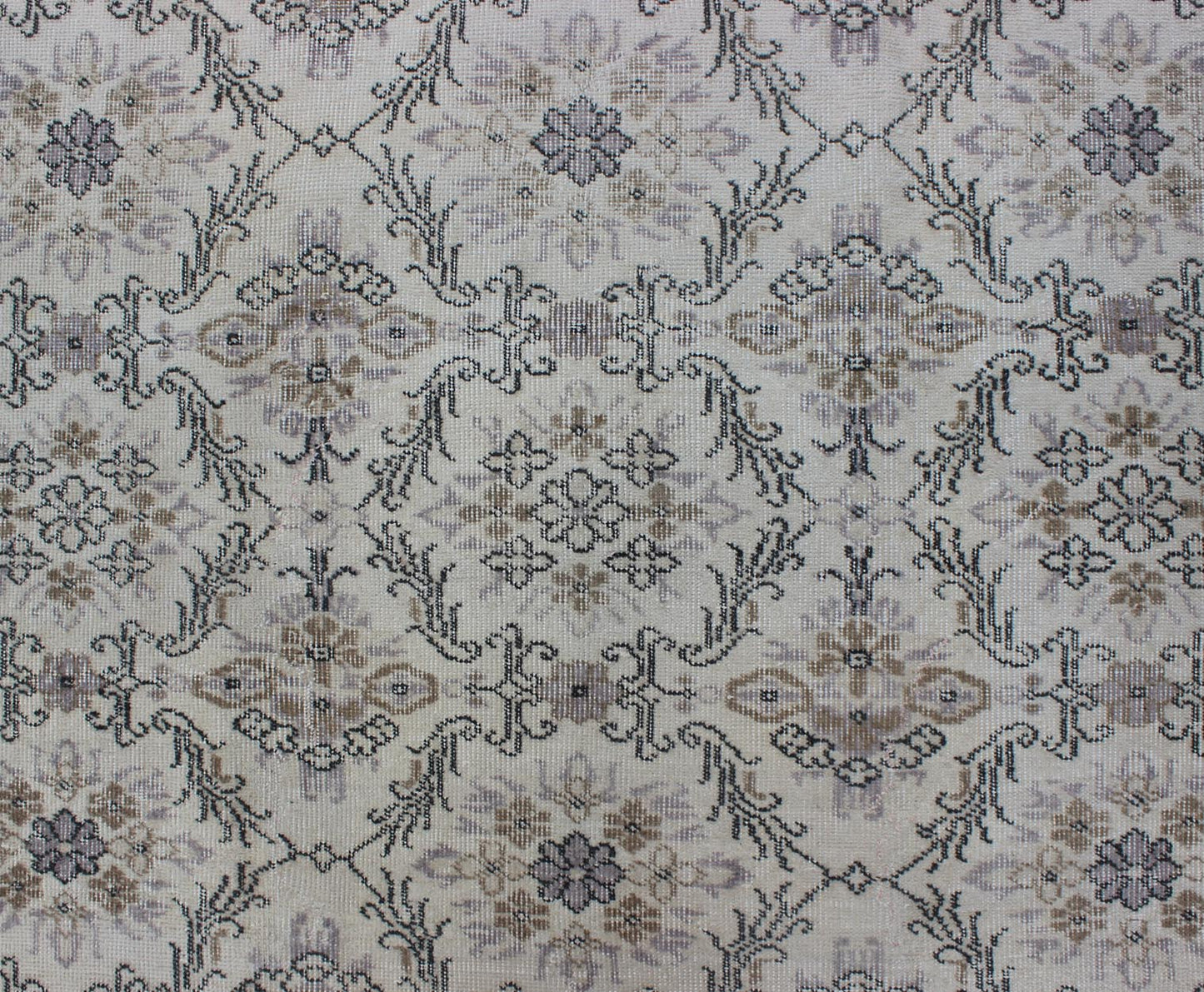 Midcentury gray - colored Turkish Oushak rug with stylized floral design, Keivan Woven Arts /rug en - 140563, country of origin / type: Turkey / Oushak, circa 1950 Stylized floral motifs are featured in a repeating all - over pattern on this vintage O... - Keivan Woven ArtsEN - 140563 - 5690Rug