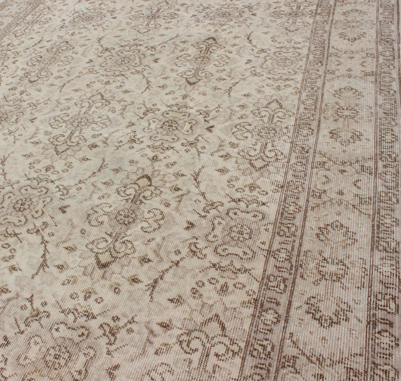 Vintage Turkish Oushak Carpet with Botanical Motifs Set on an Cream Ground Vintage Turkish Oushak Carpet with Botanical Motifs Set on an Ivory Ground Vintage Oushak. Keivan Woven Arts / Rug/EN - 140567. Mid - 20th Century Turkish. Measures: 5'7 ... - Keivan Woven ArtsEN - 140567 - 5700Rug