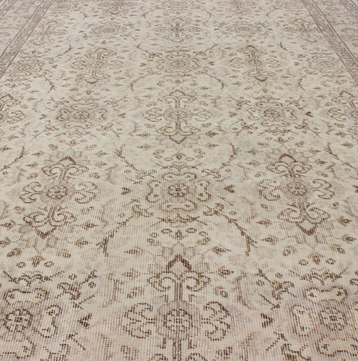 Vintage Turkish Oushak Carpet with Botanical Motifs Set on an Cream Ground Vintage Turkish Oushak Carpet with Botanical Motifs Set on an Ivory Ground Vintage Oushak. Keivan Woven Arts / Rug/EN - 140567. Mid - 20th Century Turkish. Measures: 5'7 ... - Keivan Woven ArtsEN - 140567 - 5700Rug