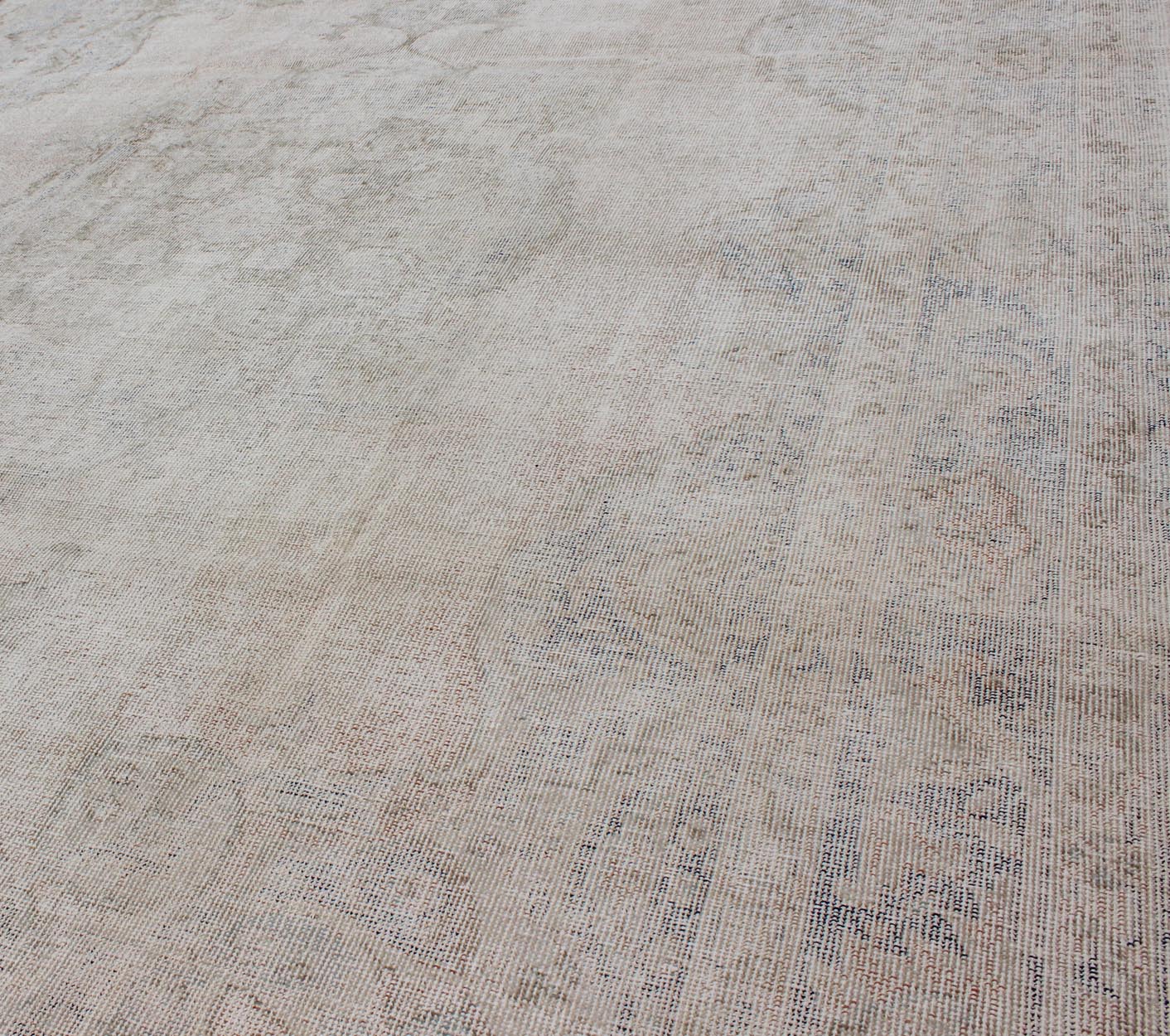 Muted Vintage Turkish Oushak Rug with Distinctive Medallion and Floral Designs Classical designs and muted colors are hallmarks of Oushak carpets. In this rare vintage Oushak from 1940s Turkey, a distinctive medallion pattern is framed by ornate... - Keivan Woven ArtsEN - 140593 - 6107Rug